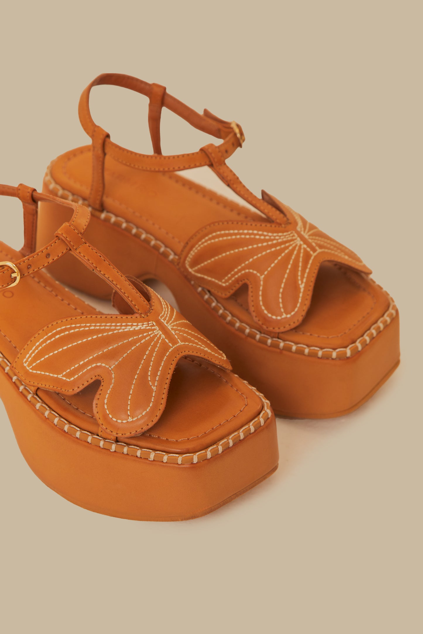 Sandale à plateforme papillon caramel