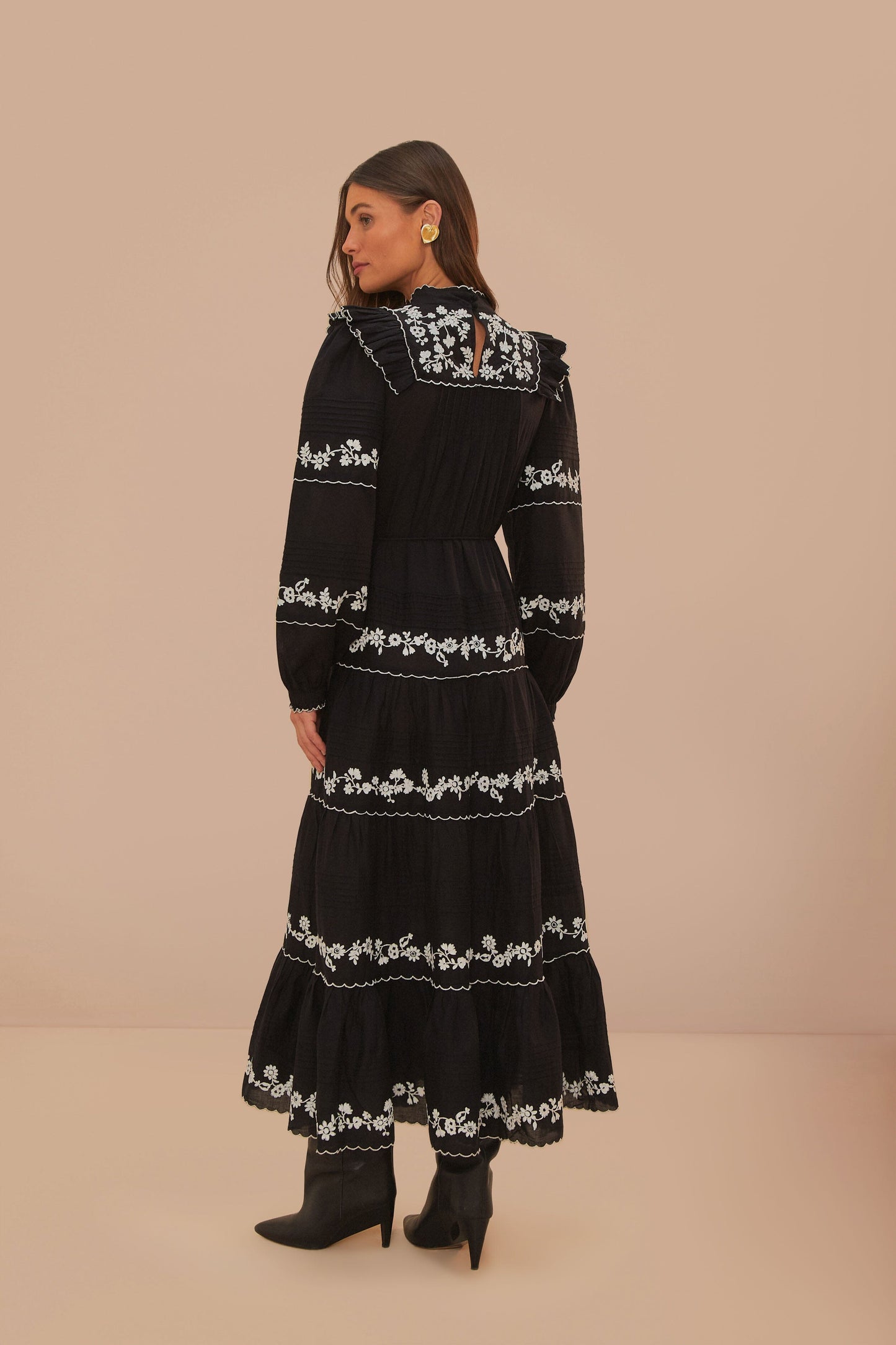 Robe longue à manches longues brodée noire et blanche