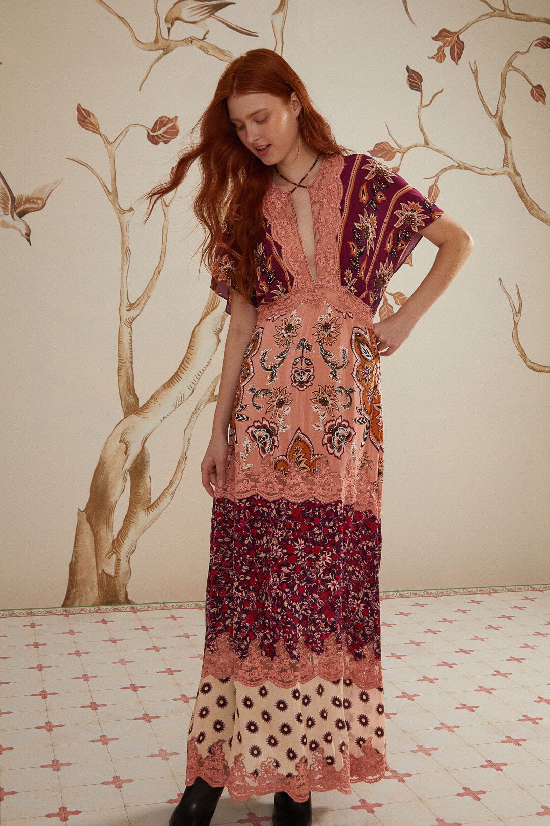 Robe longue à manches courtes en dentelle bordeaux Glam Tapestry