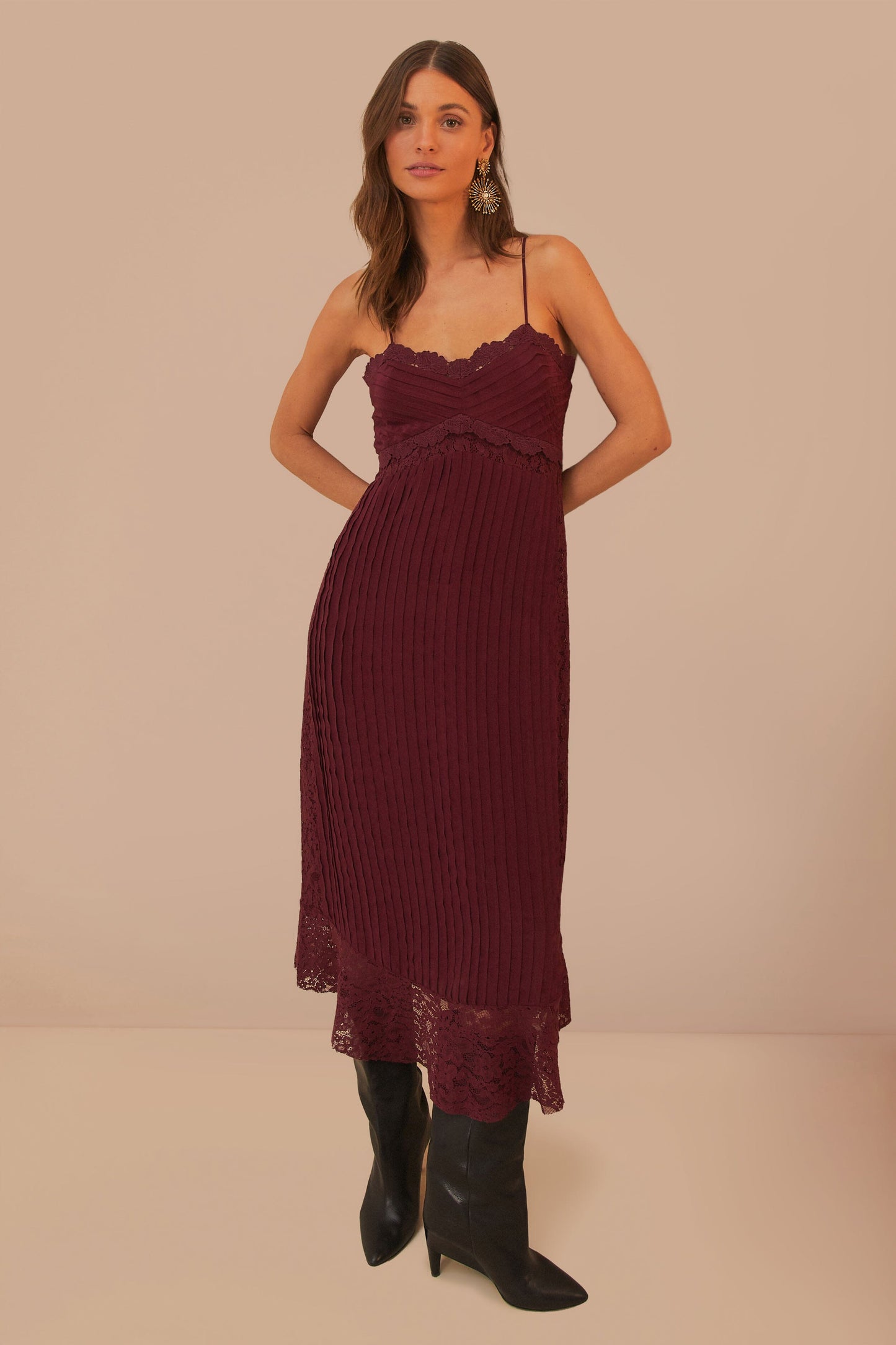 Robe mi-longue sans manches en dentelle violette