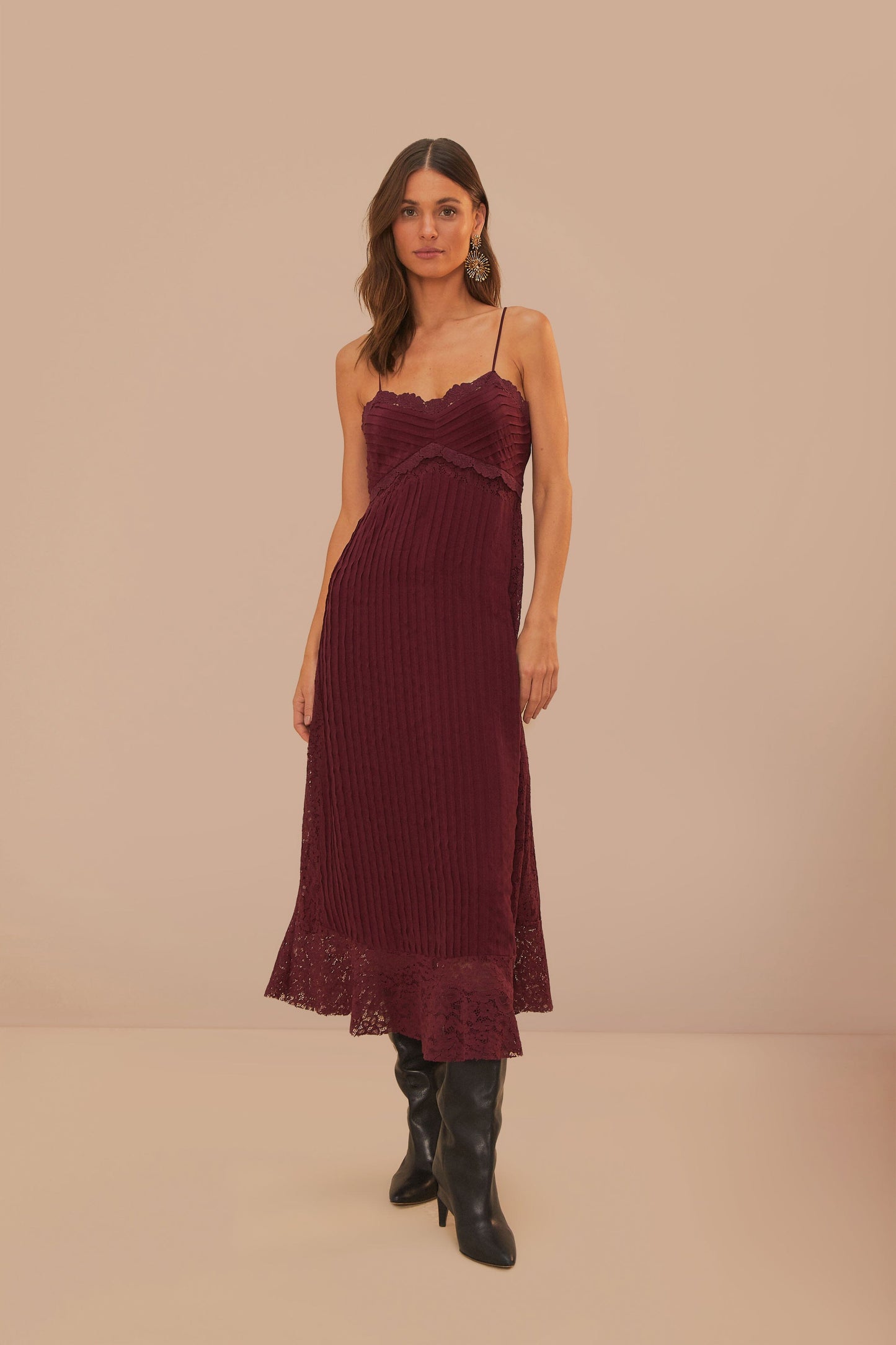 Robe mi-longue sans manches en dentelle violette