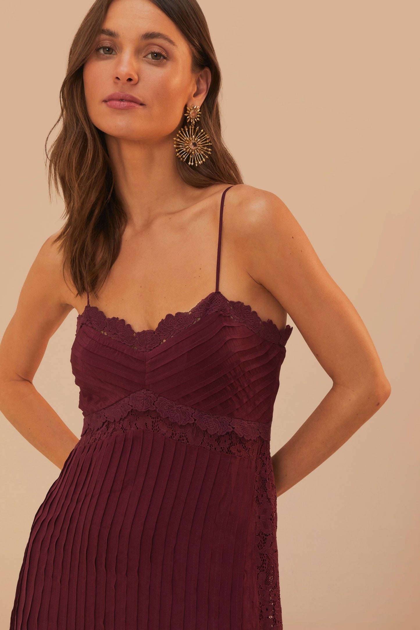 Robe mi-longue sans manches en dentelle violette