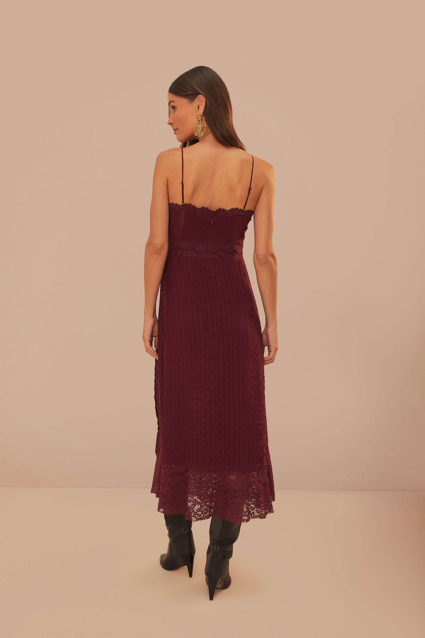 Robe mi-longue sans manches en dentelle violette