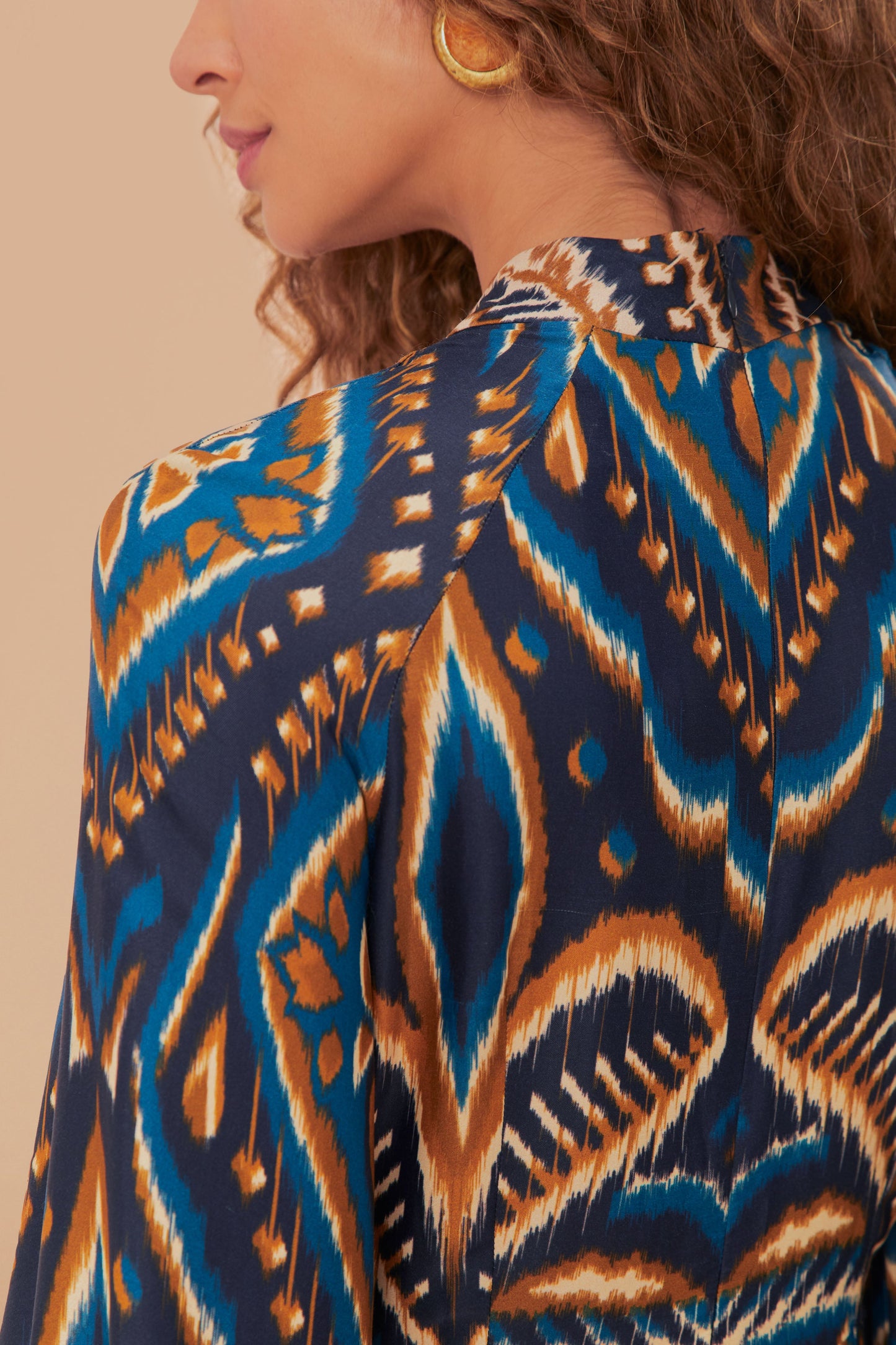 Robe courte en viscose LENZING™ ECOVERO™ Ikat bleu ananas