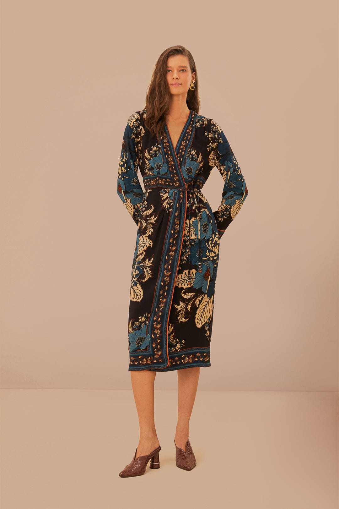 Robe portefeuille mi-longue en viscose LENZING™ ECOVERO™ à motif tapisserie à fleurs noires