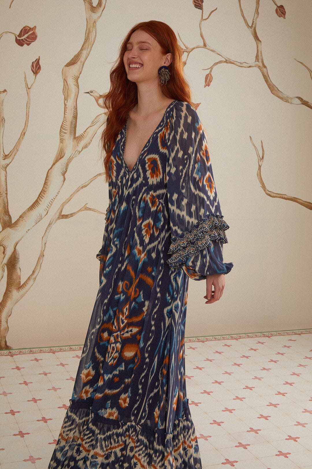 Robe longue bleue à imprimé ikat et ananas