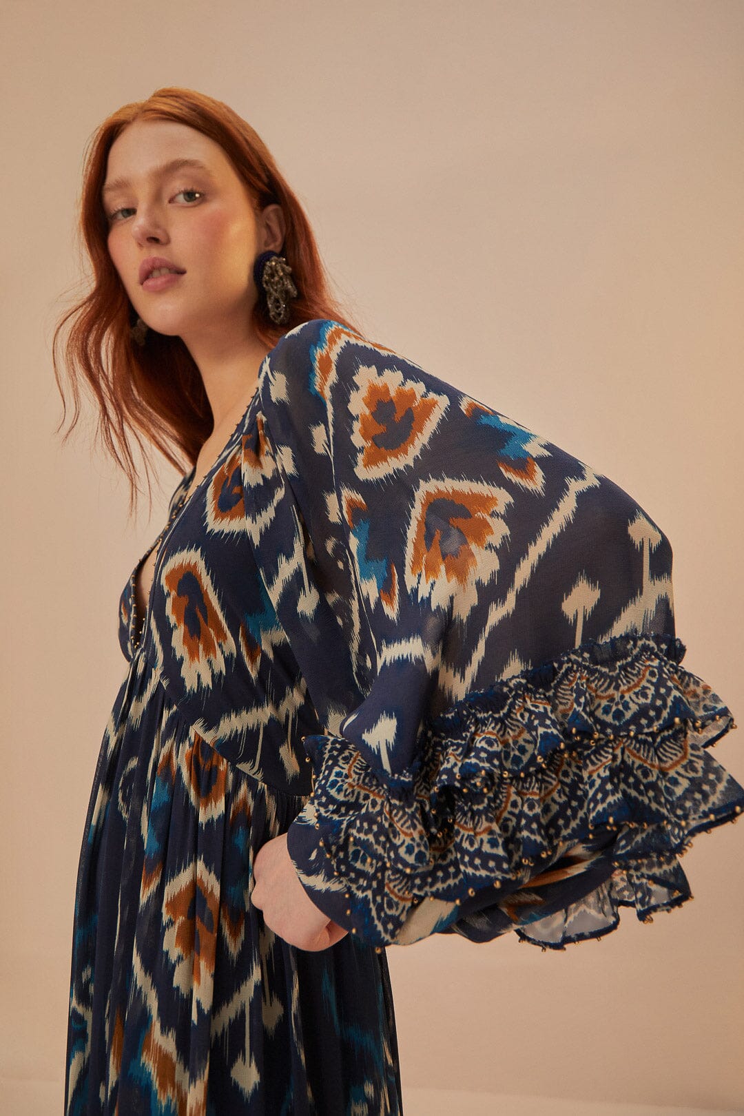 Robe longue bleue à imprimé ikat et ananas