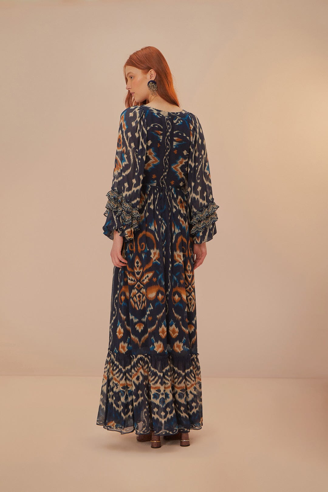 Robe longue bleue à imprimé ikat et ananas