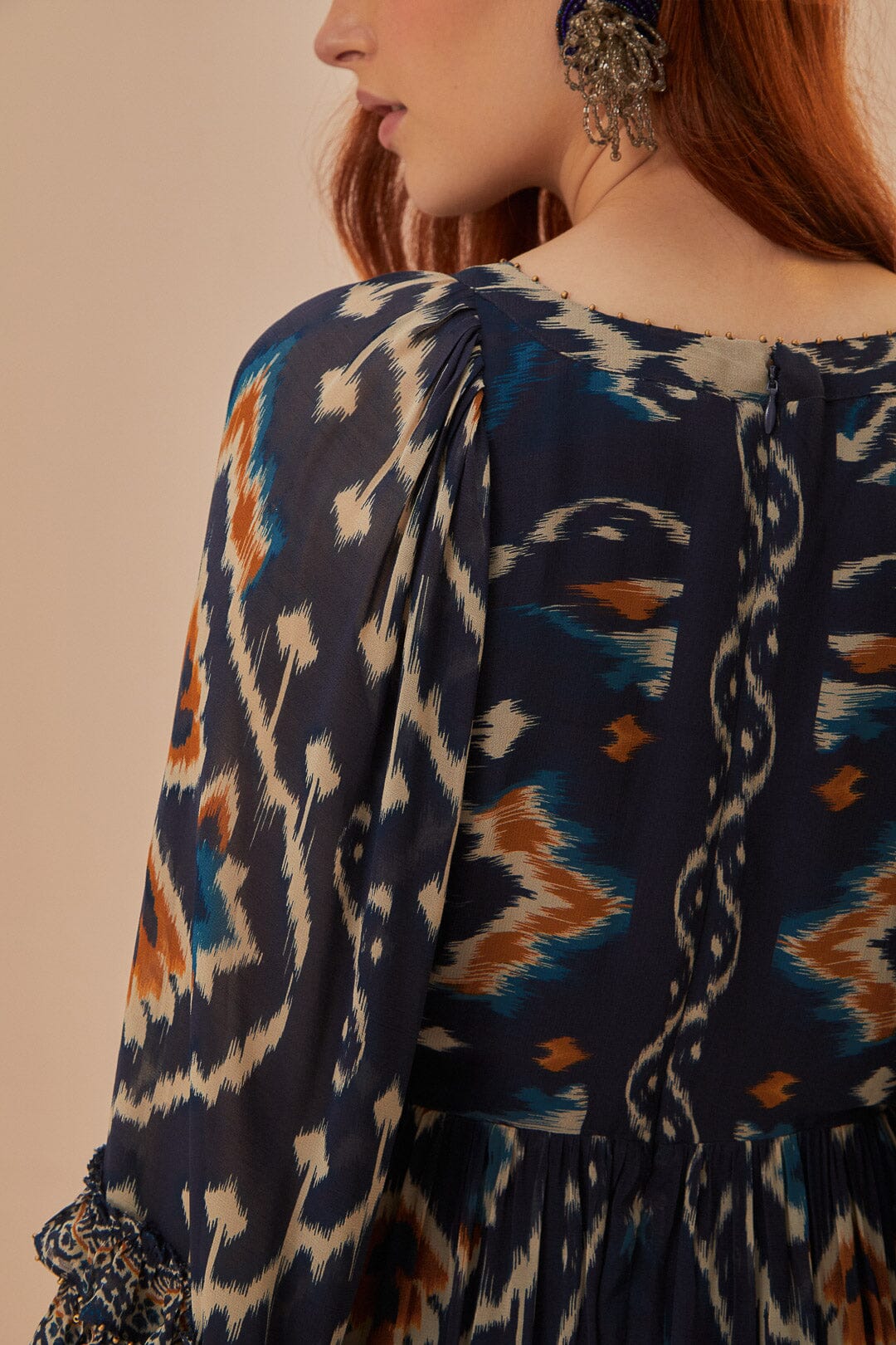 Robe longue bleue à imprimé ikat et ananas