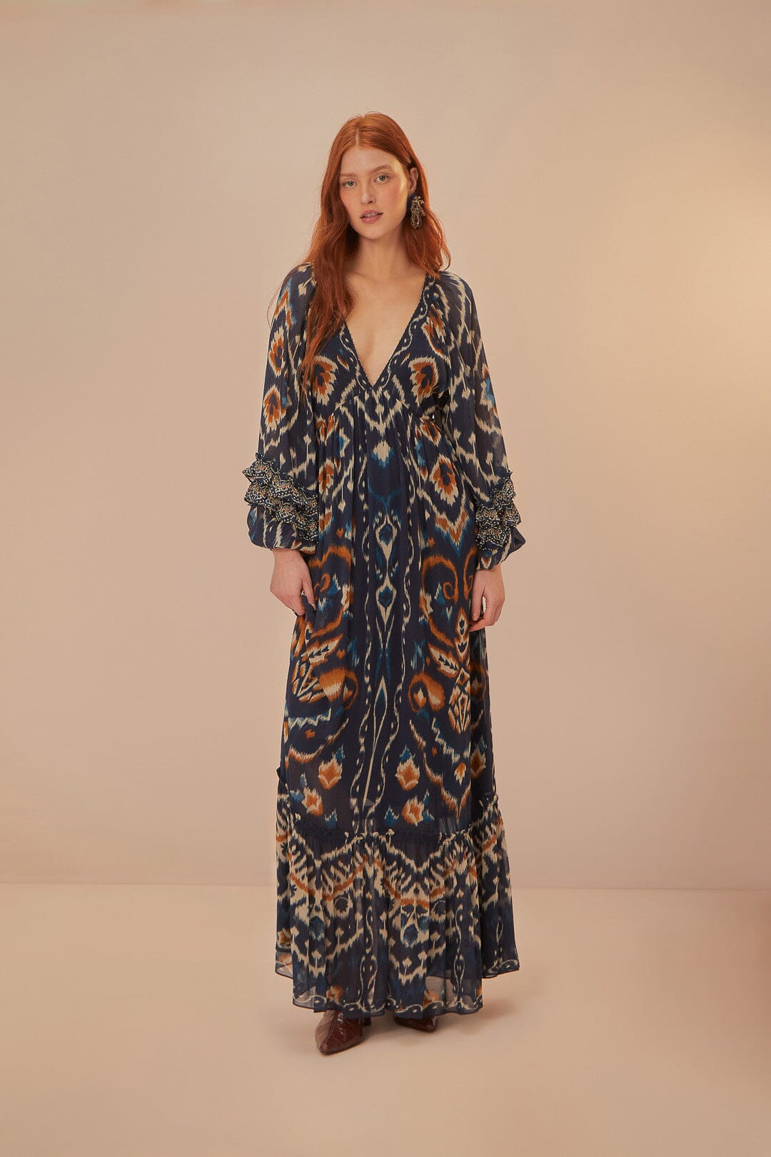 Robe longue bleue à imprimé ikat et ananas