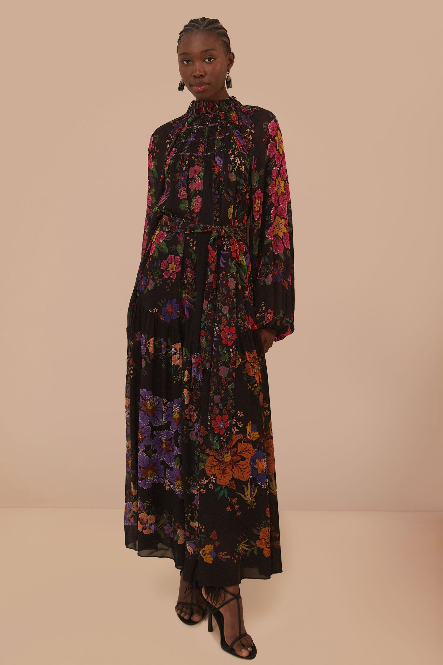 Robe longue noire à col montant et foulards fleuris