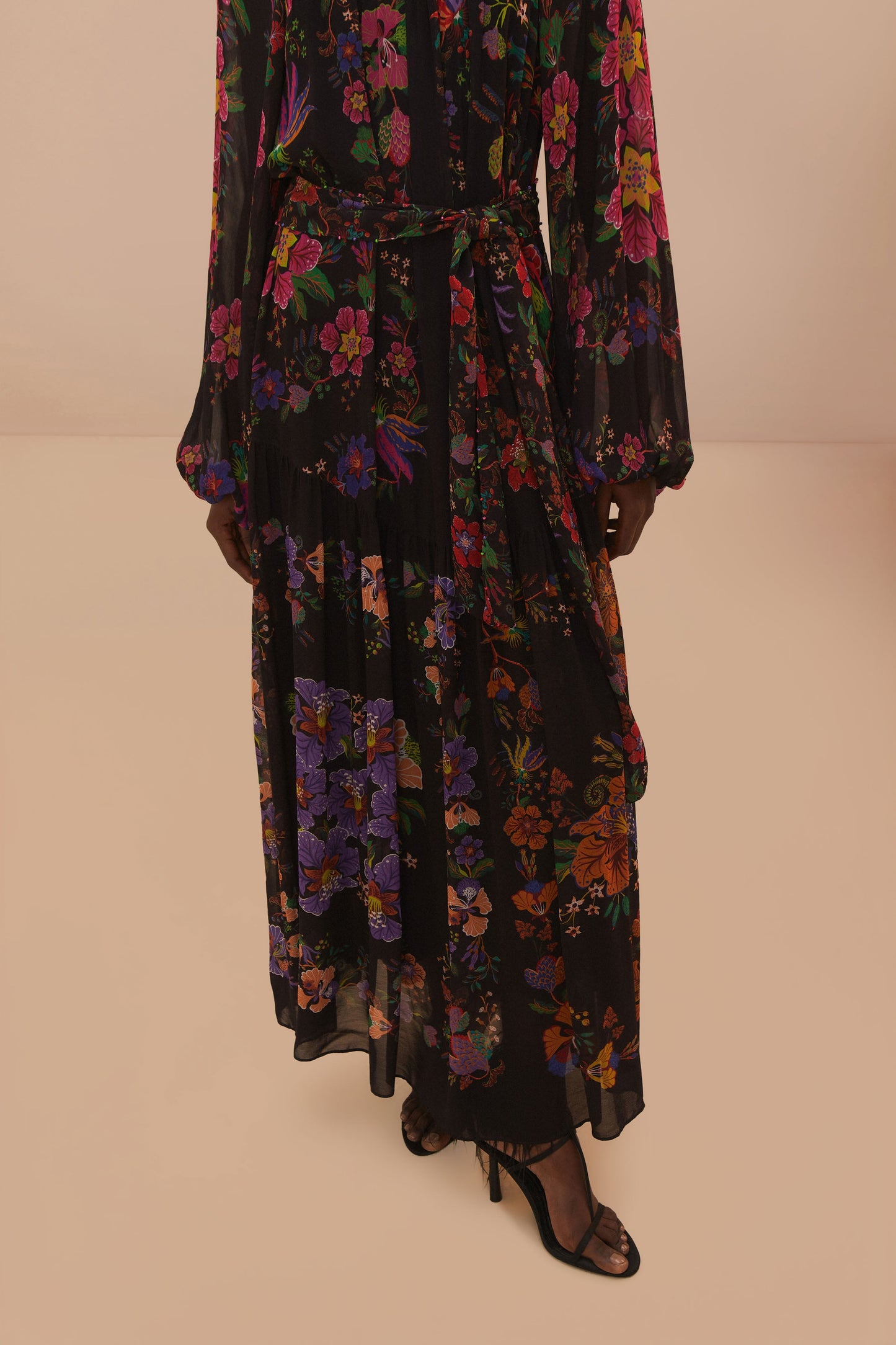 Robe longue noire à col montant et foulards fleuris