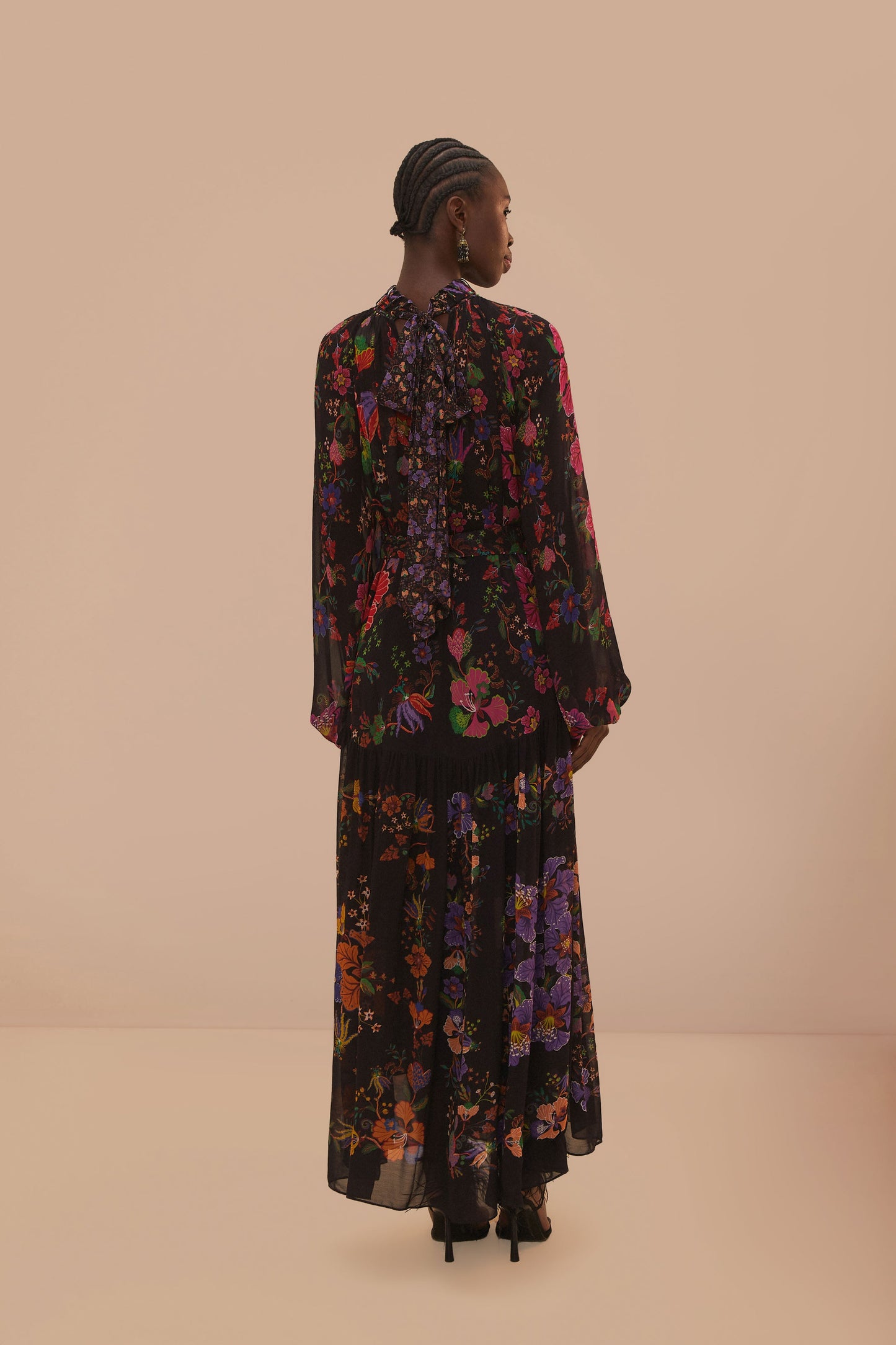 Robe longue noire à col montant et foulards fleuris