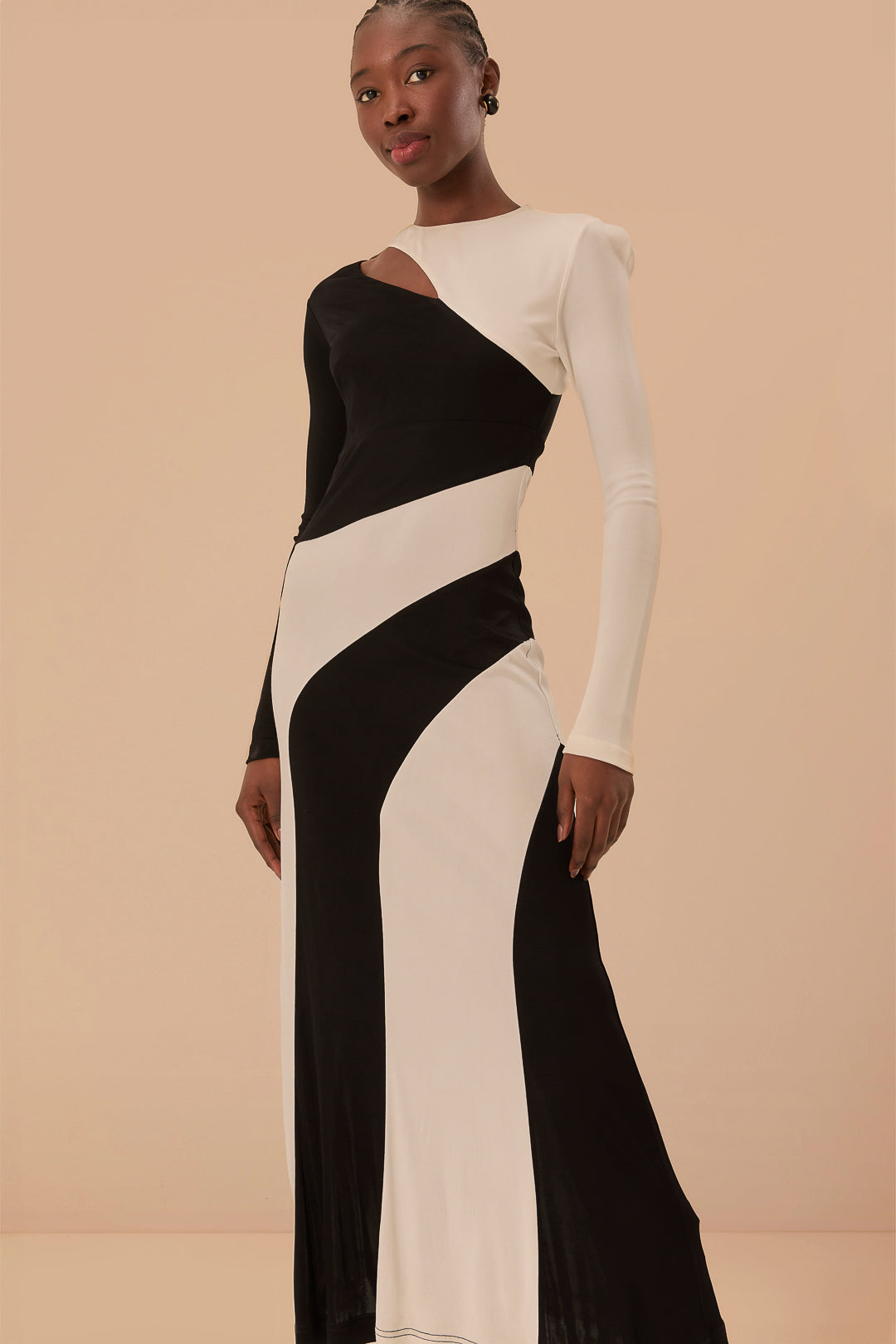 Robe mi-longue à manches longues découpée noire et blanche