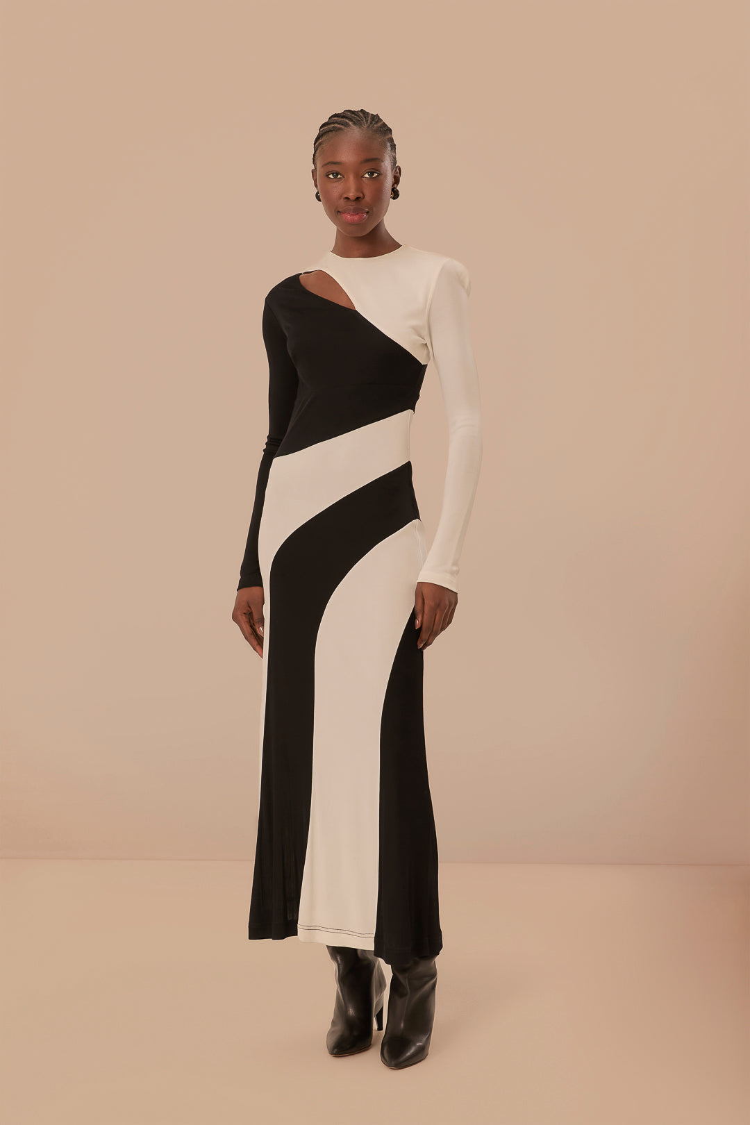 Robe mi-longue à manches longues découpée noire et blanche