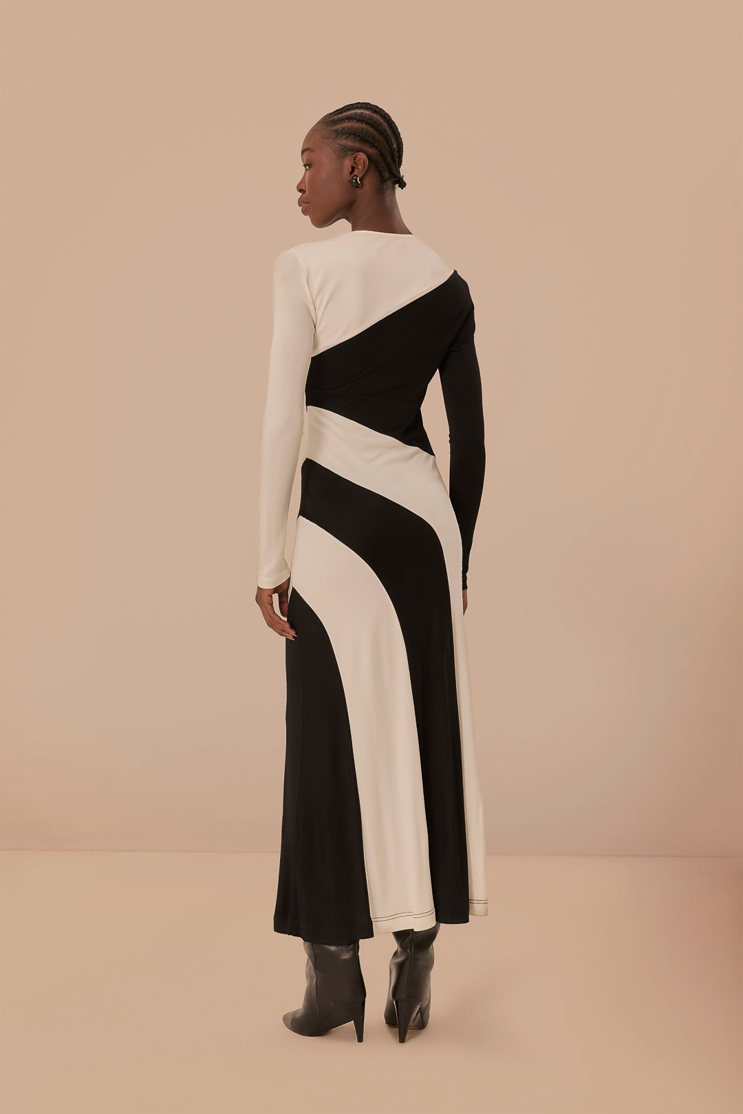 Robe mi-longue à manches longues découpée noire et blanche