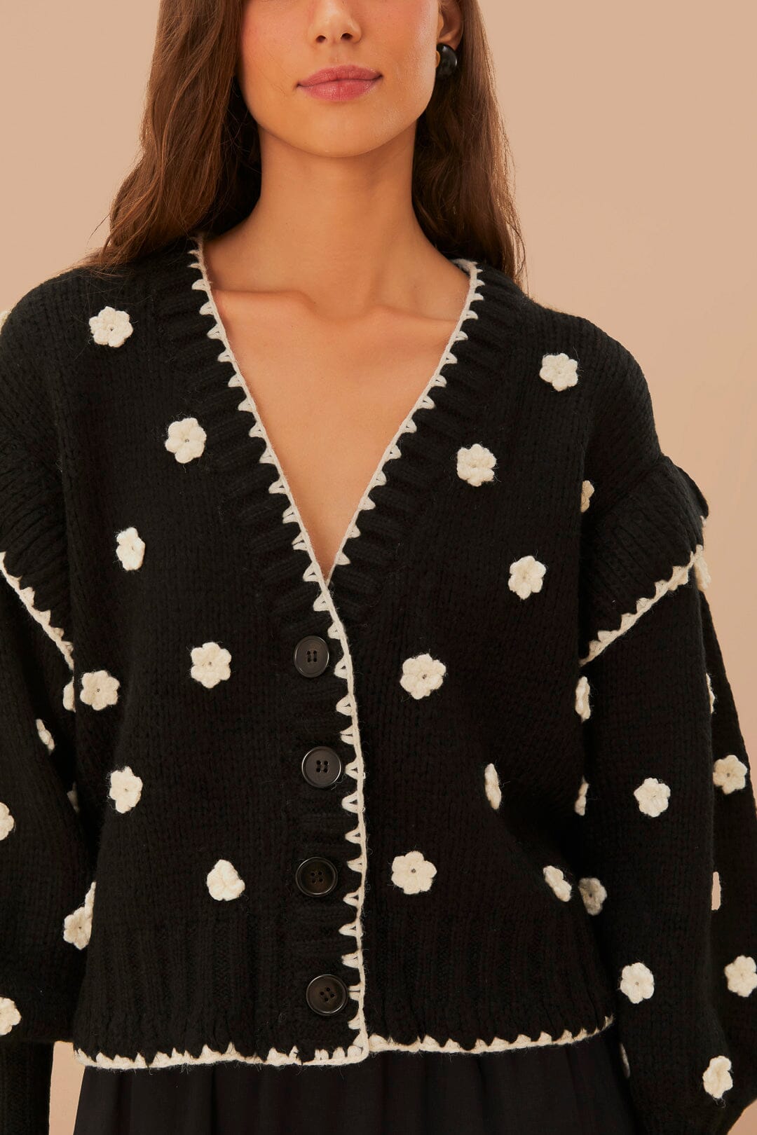 Cardigan en tricot à fleurs noires et blanches