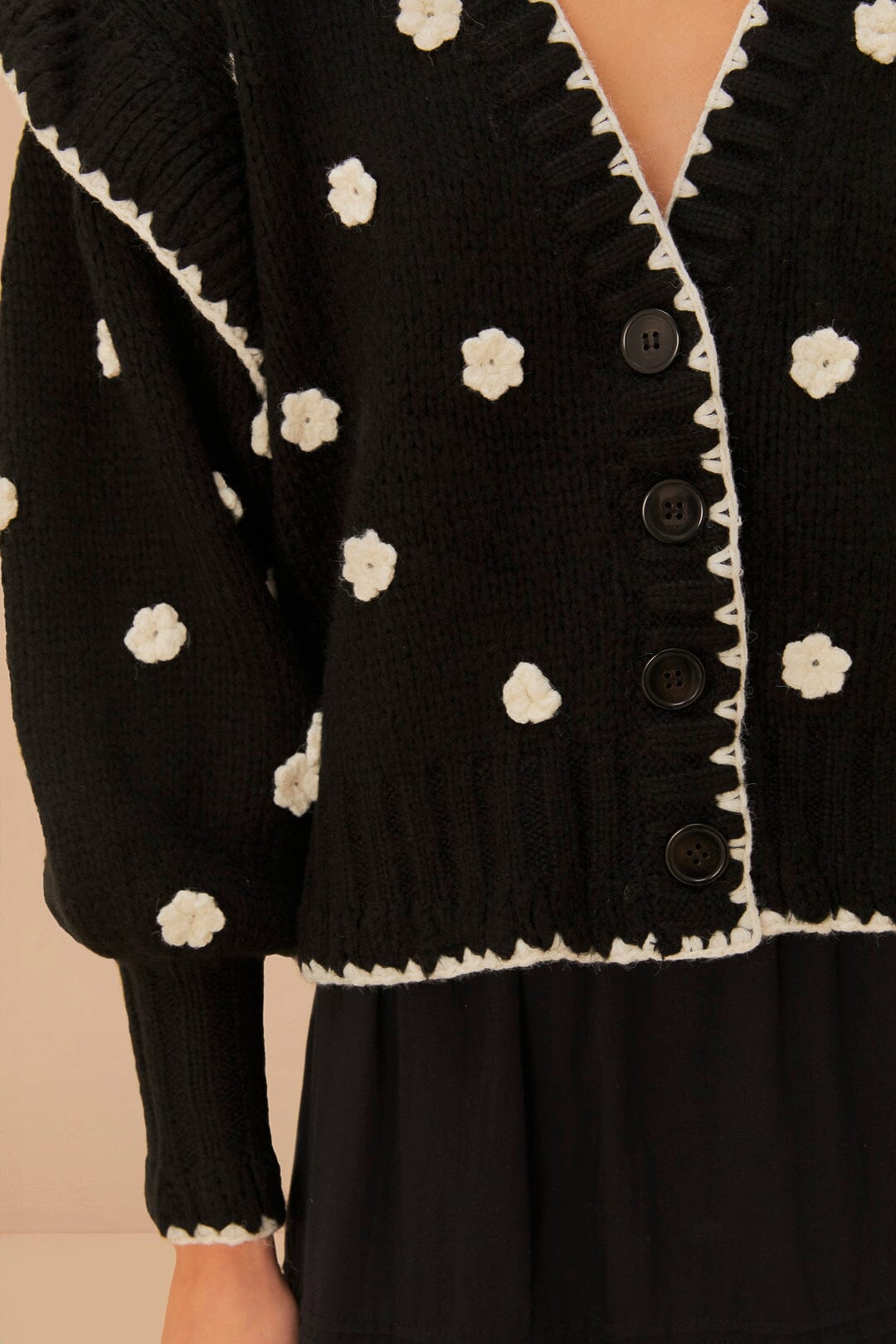 Cardigan en tricot à fleurs noires et blanches