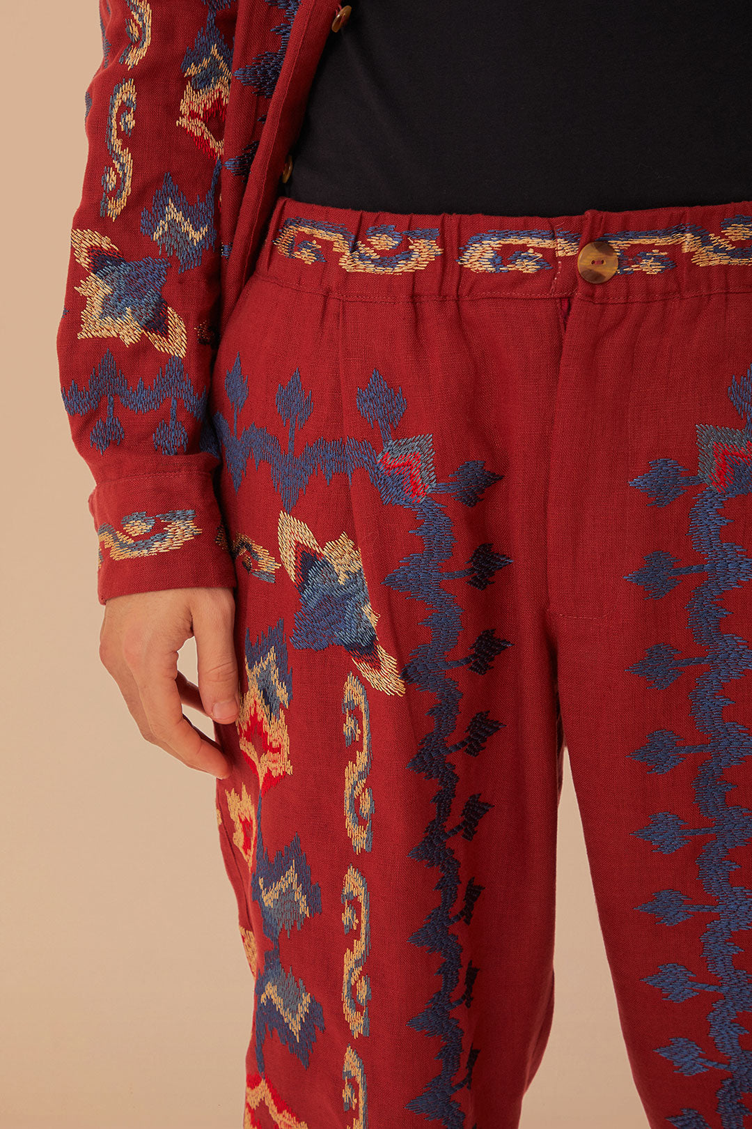 Pantalon en jacquard à broderies florales rouges