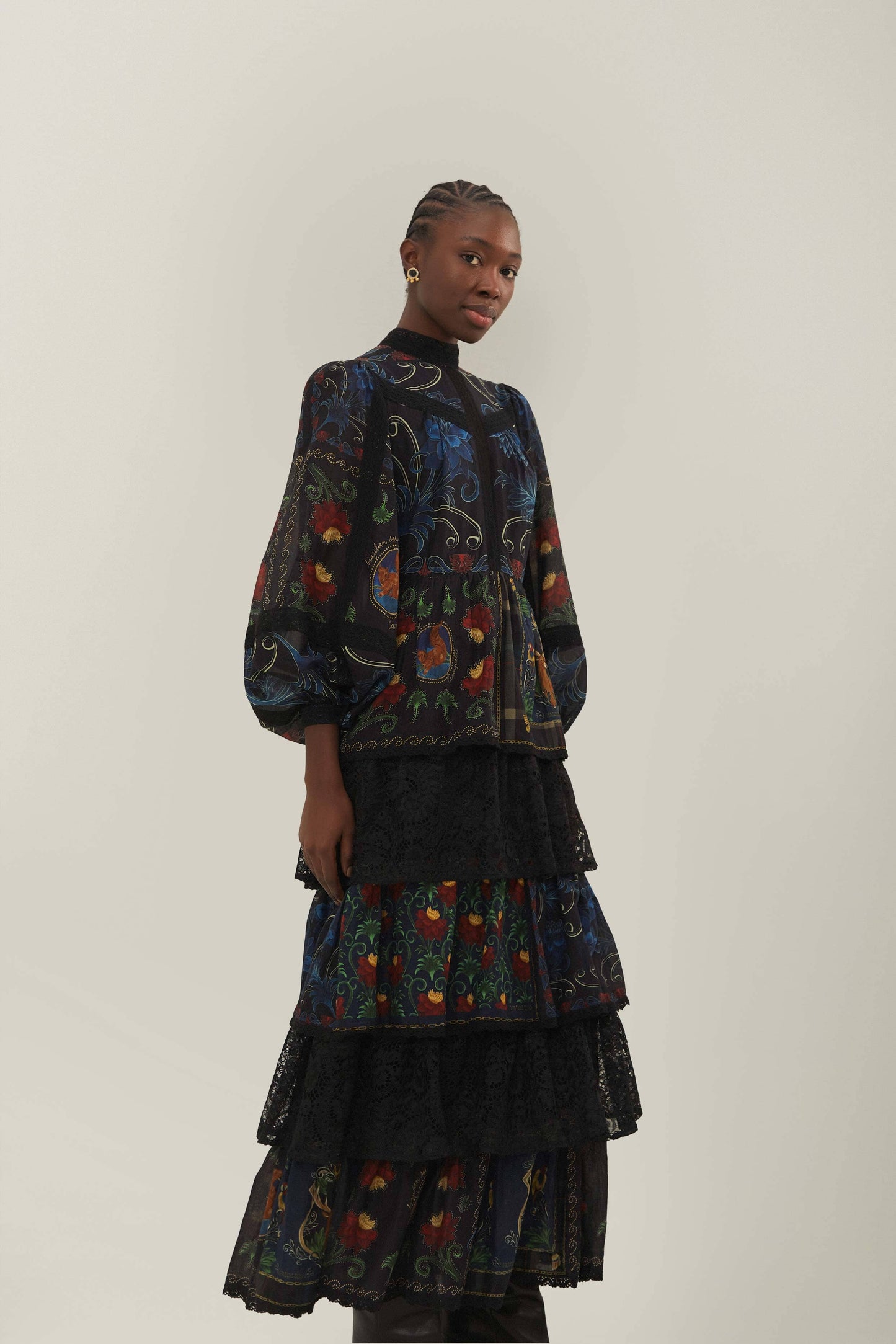 Robe longue noire à manches longues avec foulards arabesques mélangés