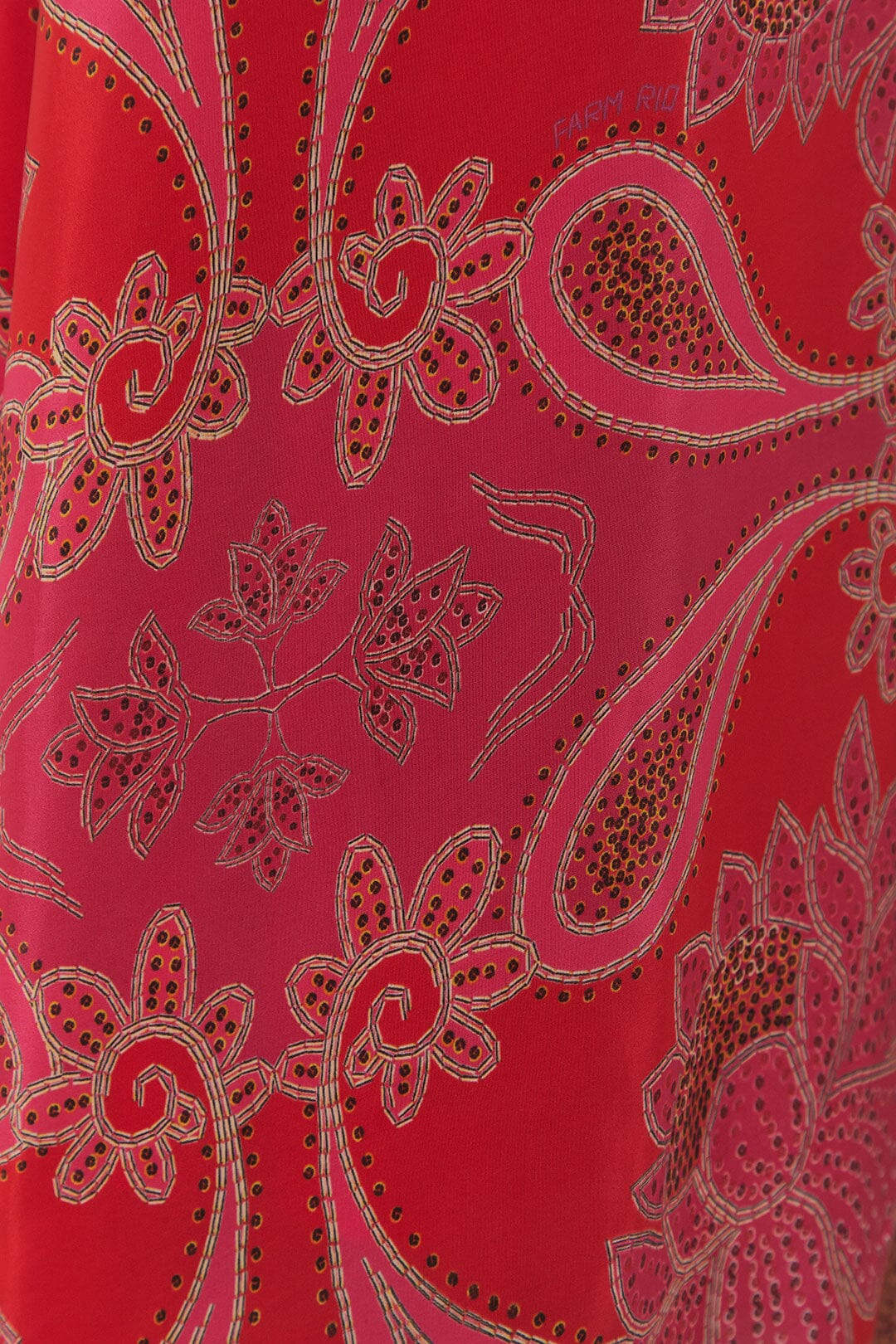 Robe longue à imprimé fleuri rose et foulard glamour