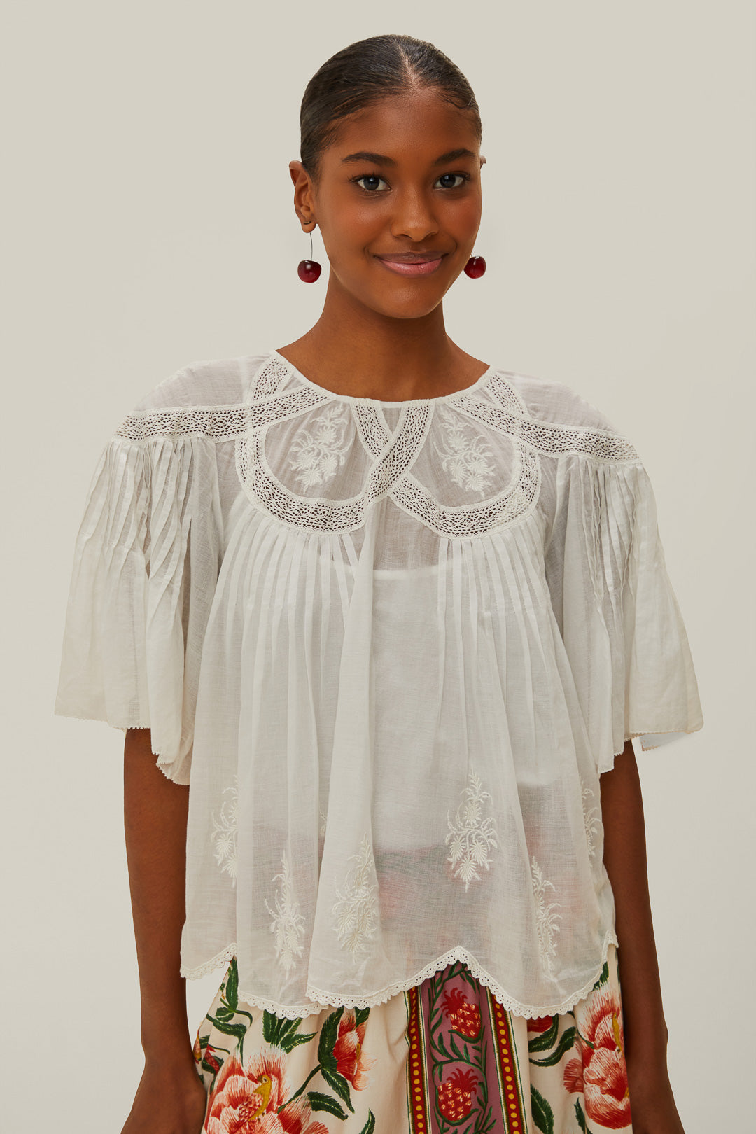 BLOUSE À MANCHES COURTES BRODÉES BLANC CASSÉ