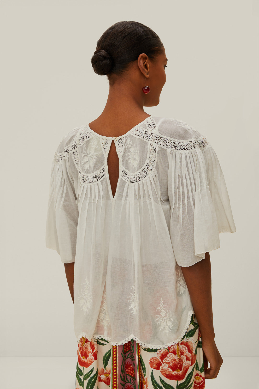 BLOUSE À MANCHES COURTES BRODÉES BLANC CASSÉ