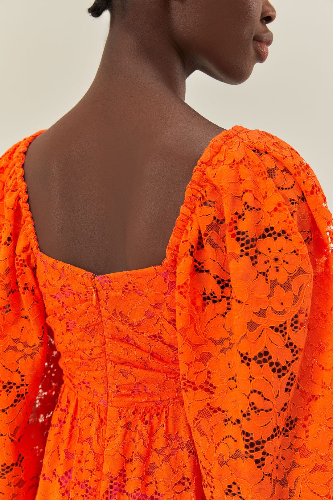 Robe mi-longue à manches longues en dentelle orange