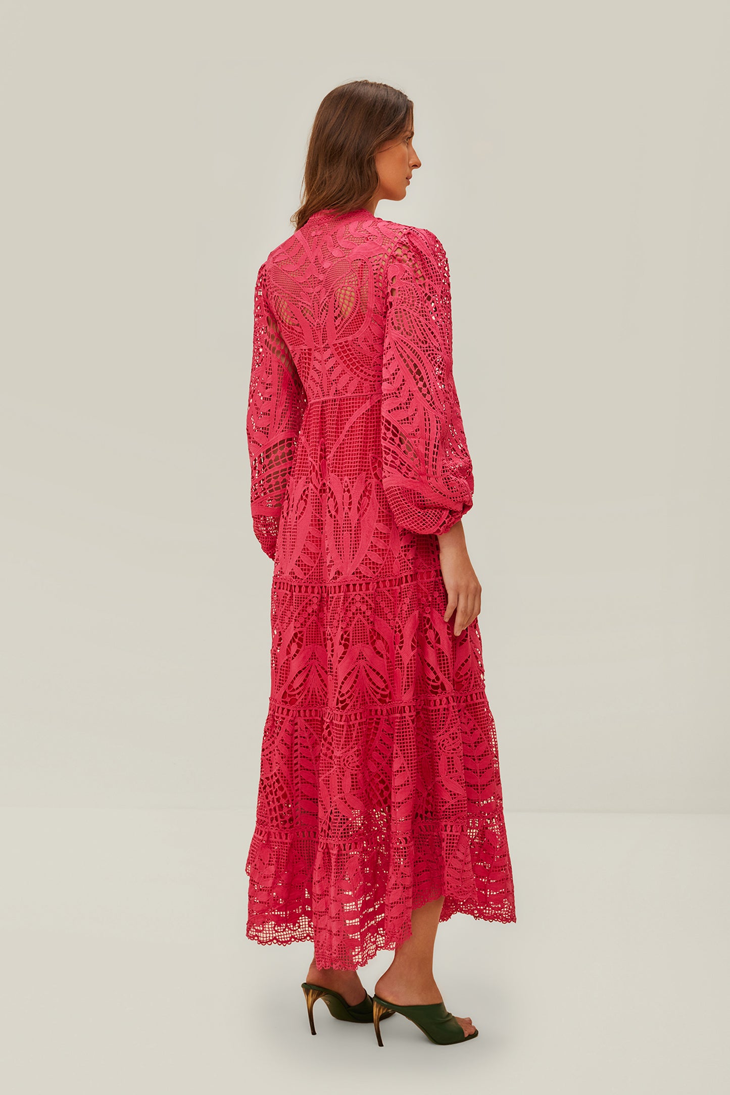 Robe longue en guipure rose