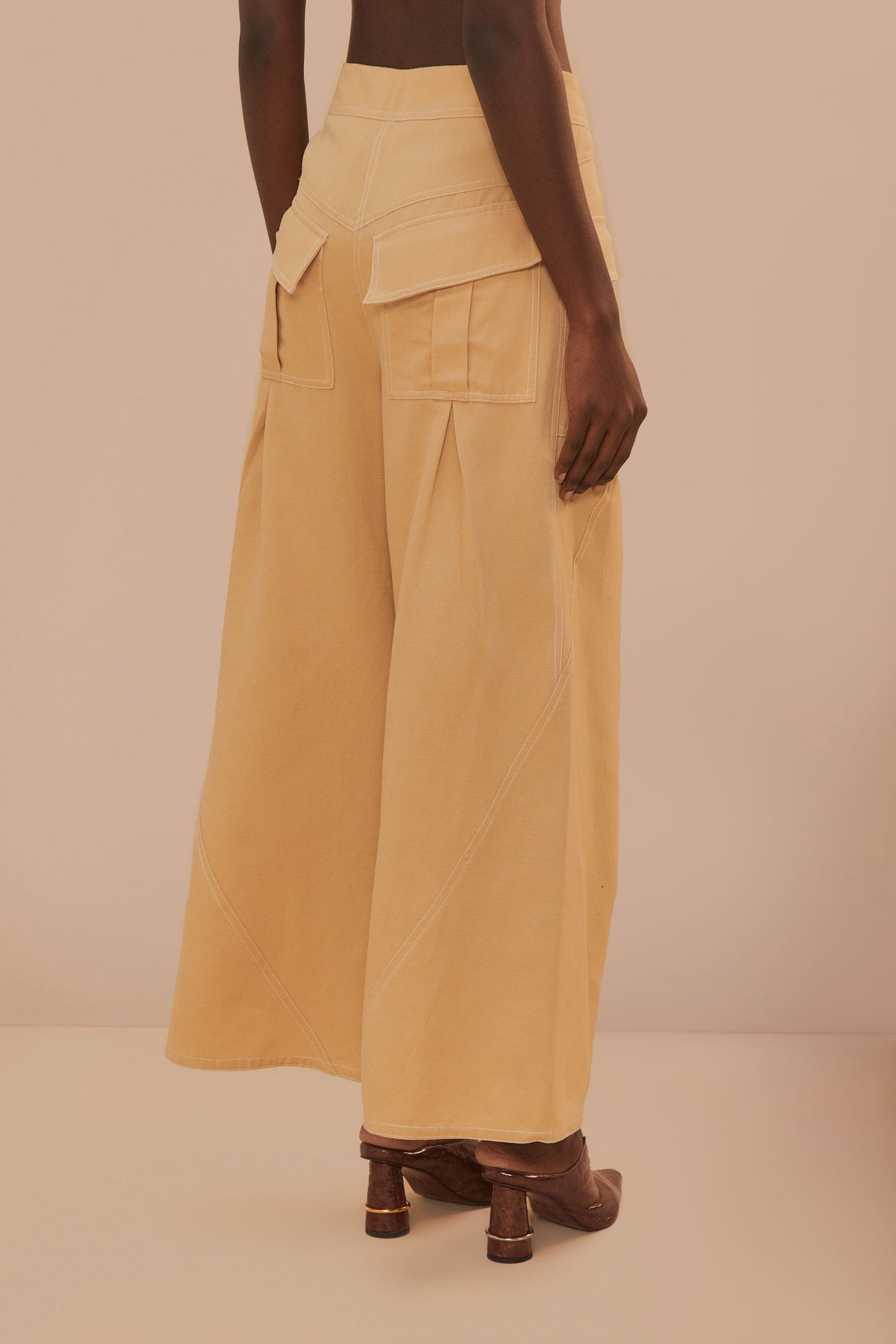 Pantalon taille basse à surpiqûres beiges