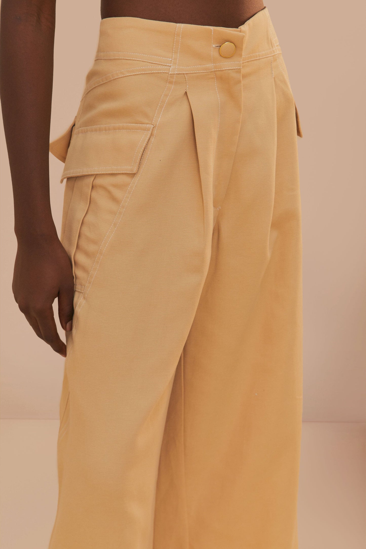 Pantalon taille basse à surpiqûres beiges