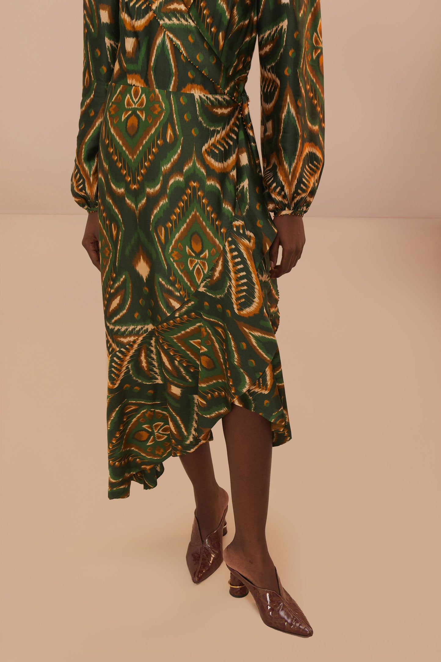 Robe mi-longue à manches longues en ikat avec motif ananas vert