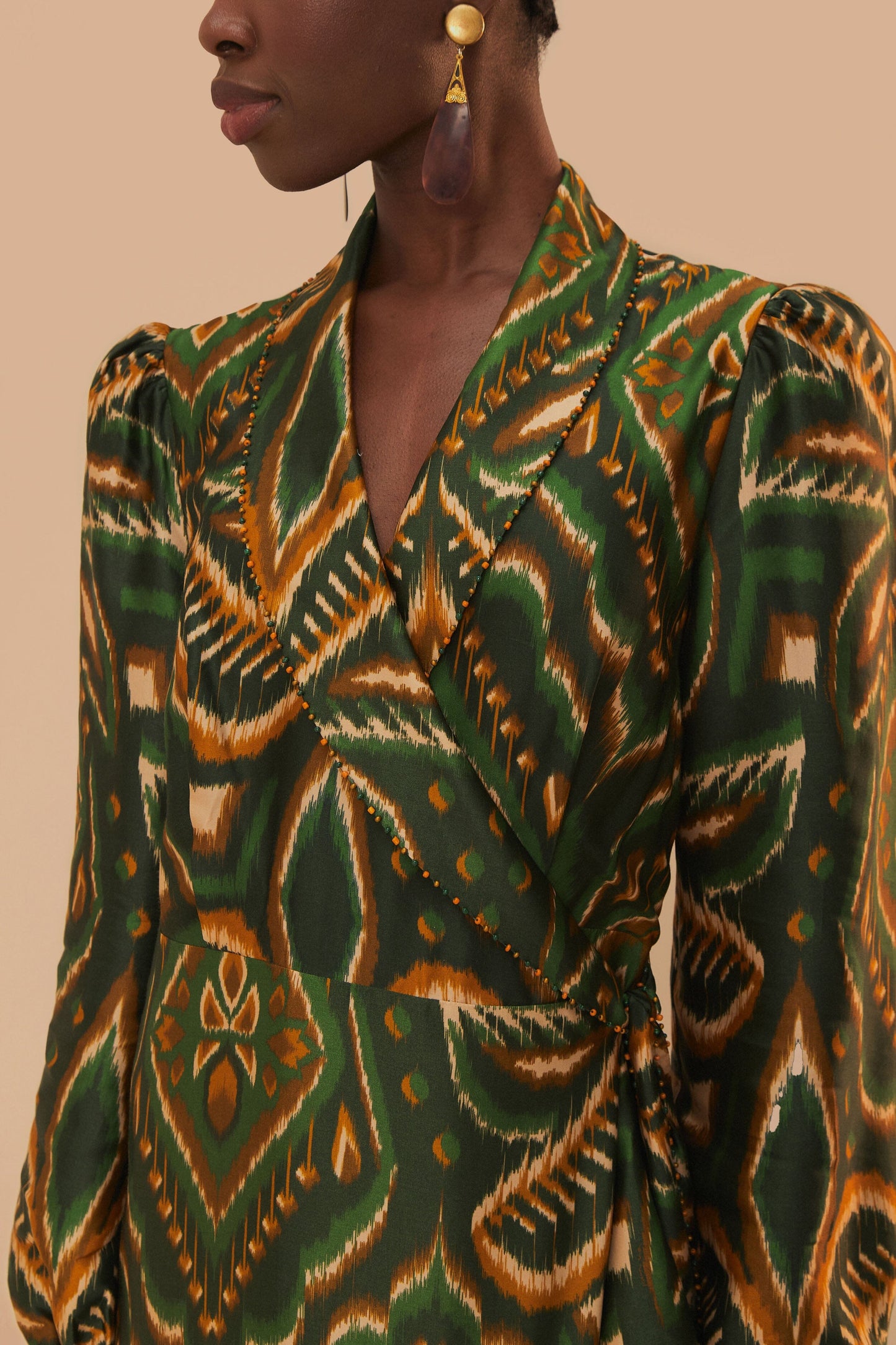 Robe mi-longue à manches longues en ikat avec motif ananas vert