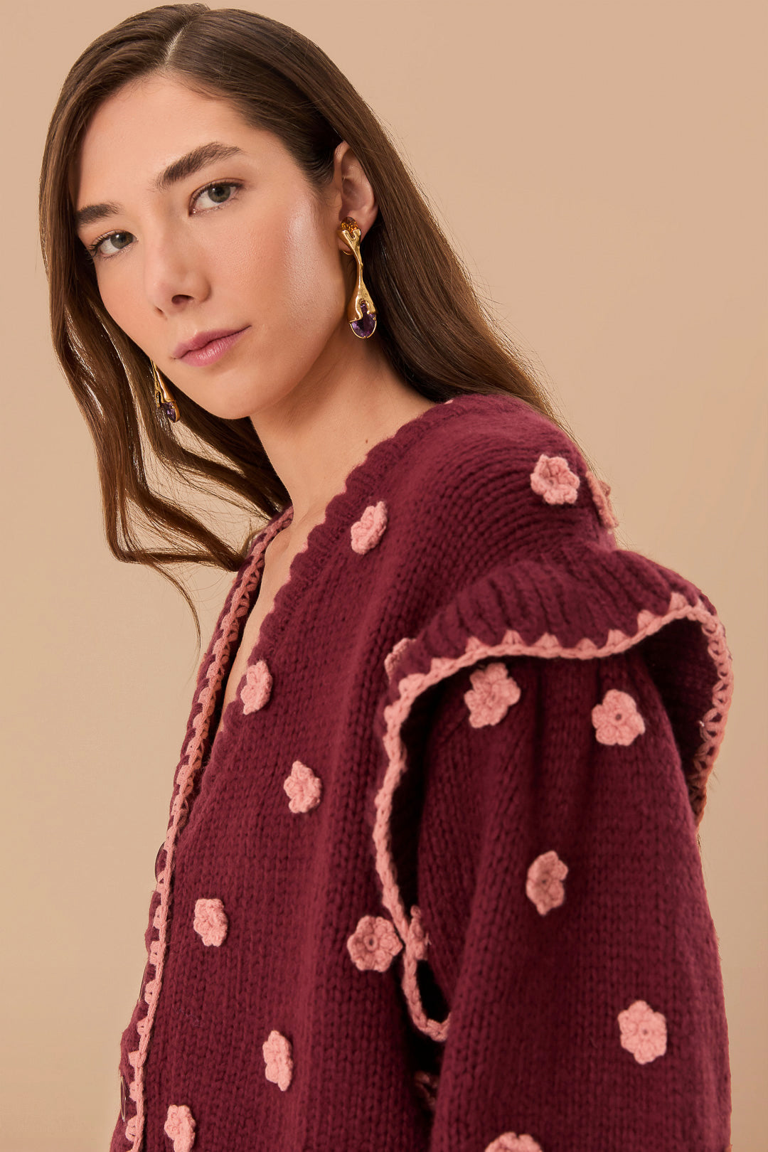 Cardigan en tricot à fleurs au crochet bordeaux