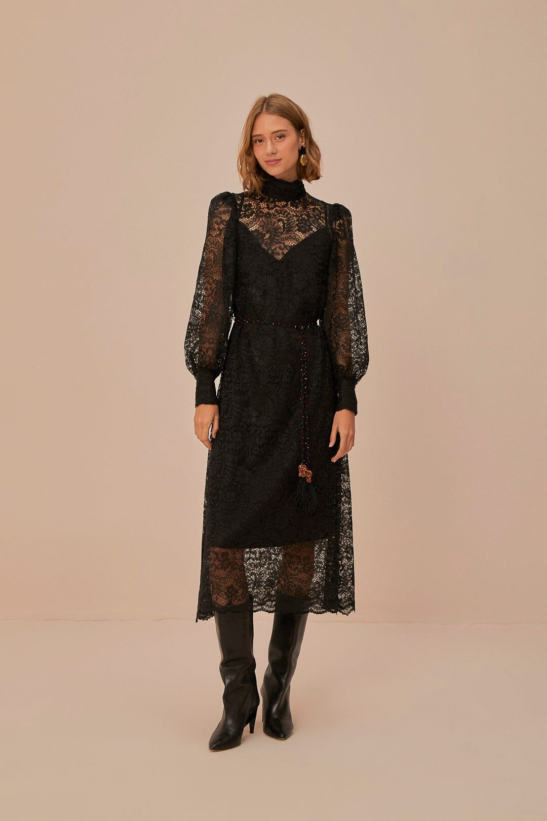 Robe mi-longue noire en dentelle