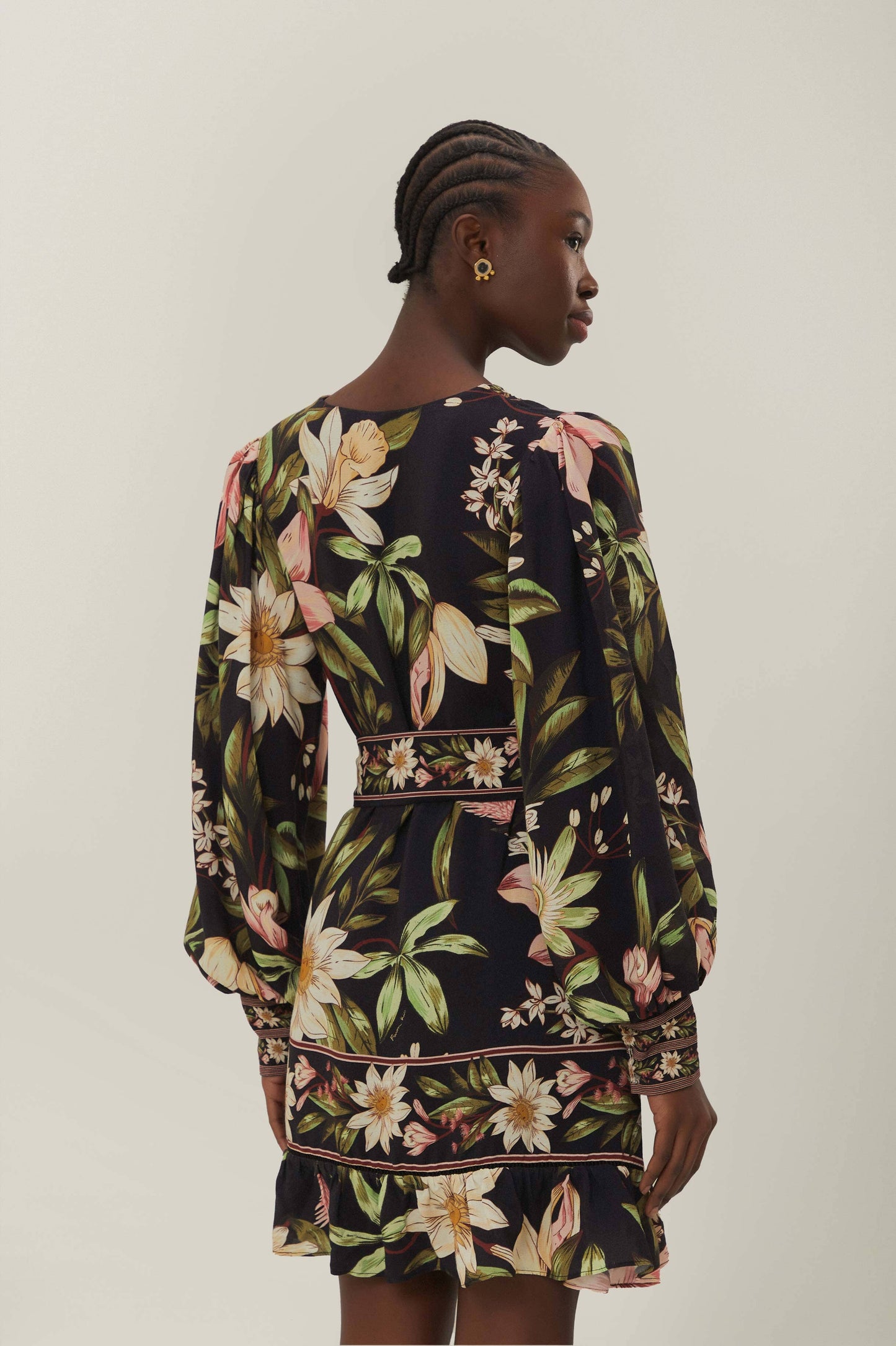 ROBE MINI À MANCHES LONGUES NOIRE À FLEURS SURRÉELLES