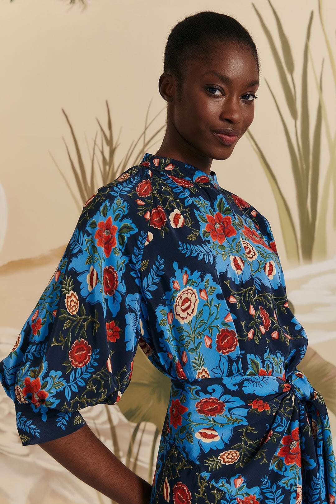 Robe mi-longue à imprimé floral arabesque bleu