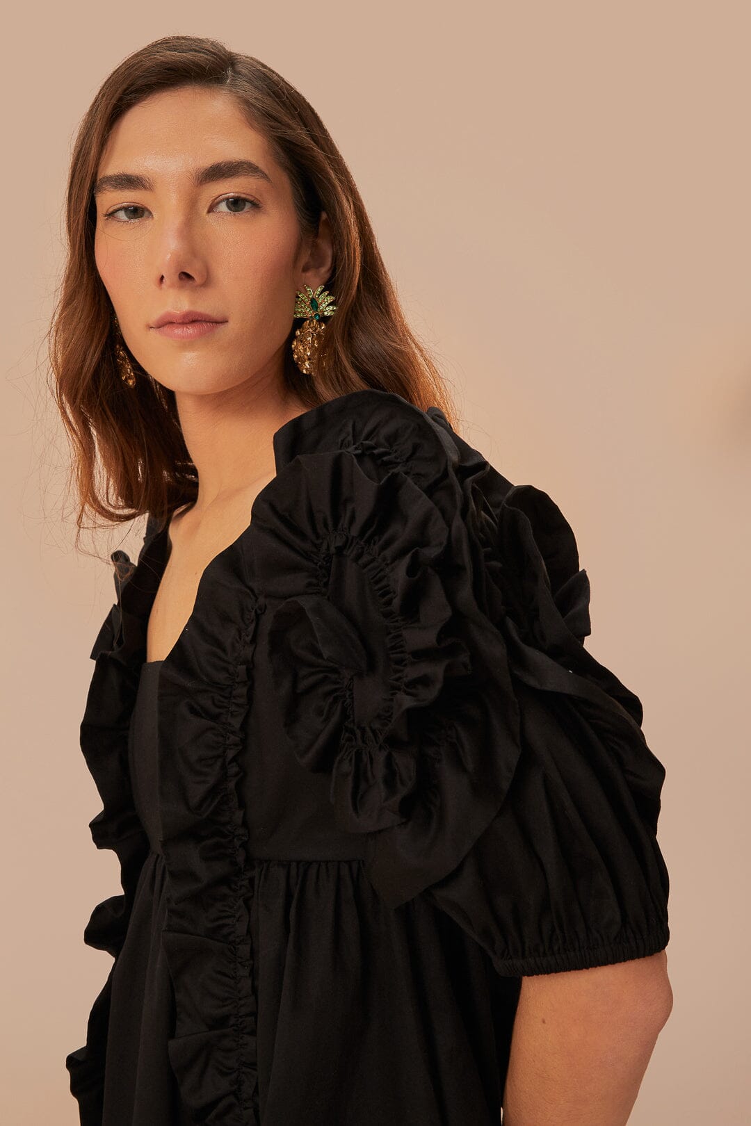 Mini-robe noire à volants et manches courtes