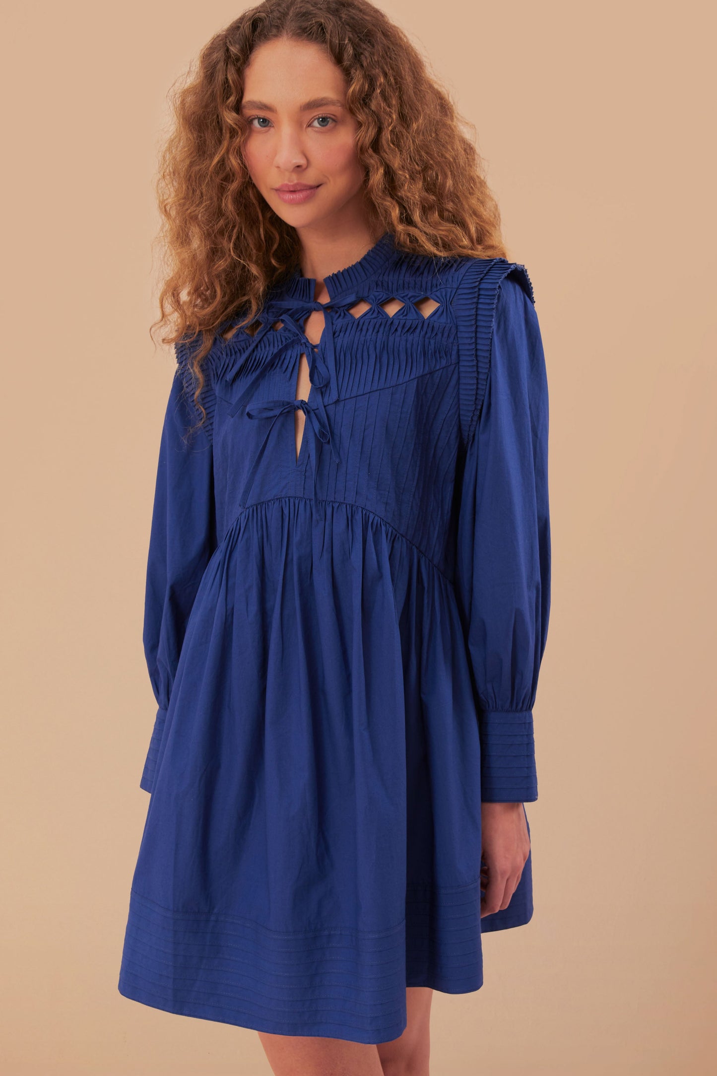 Robe courte à empiècement ouvert bleu marine