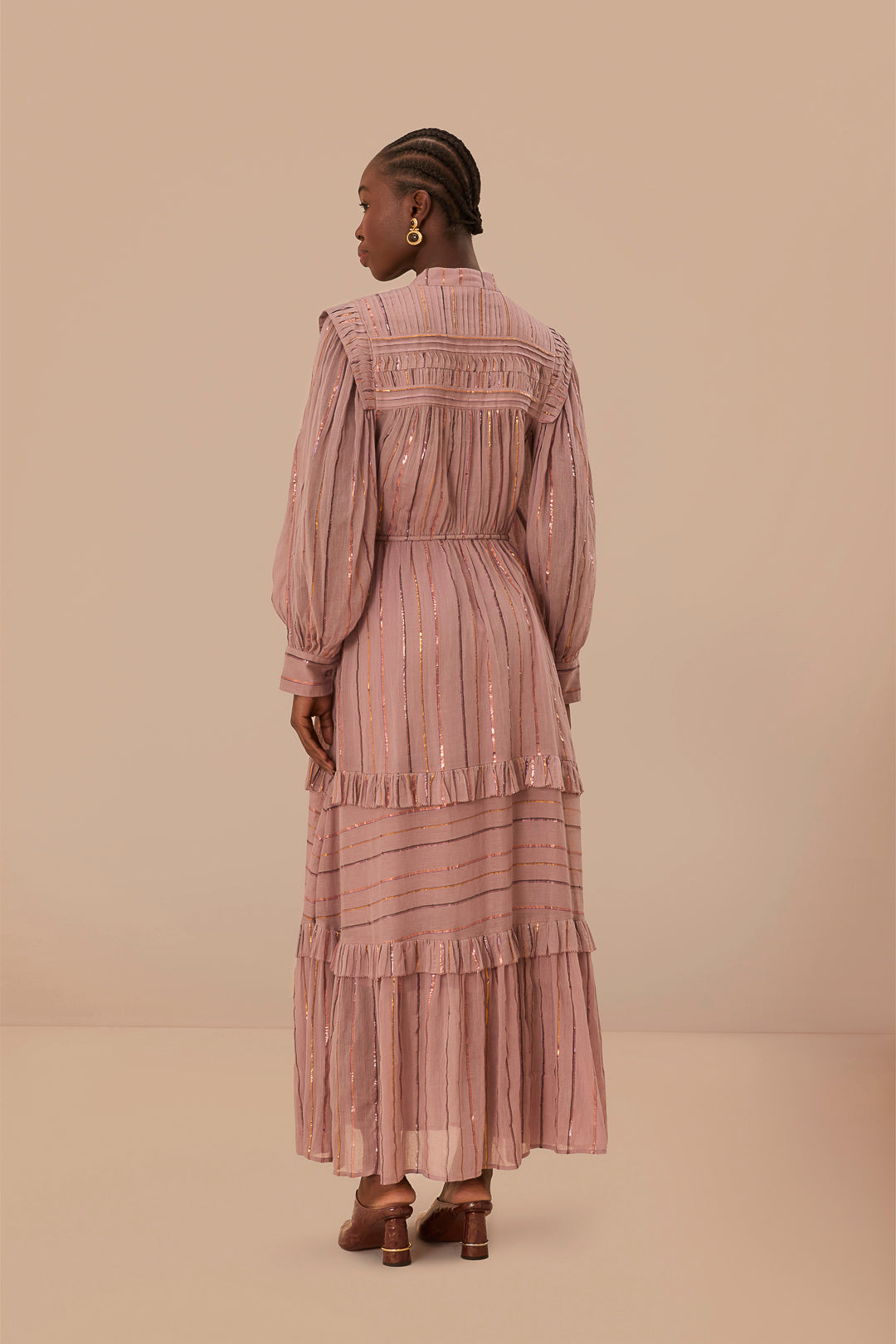 Robe longue plissée rose clair à volants