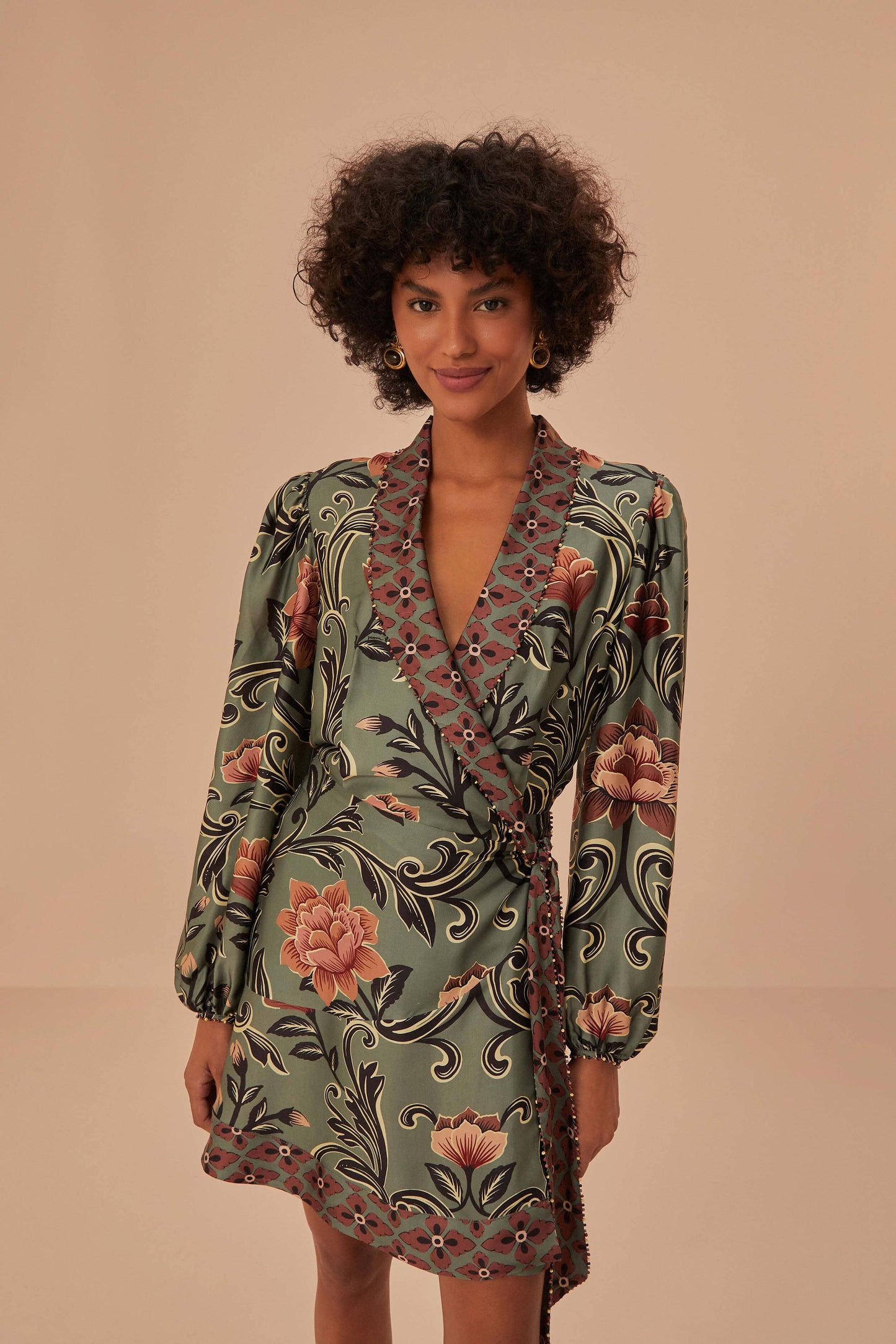 Robe courte à manches longues à imprimé floral arabesque vert