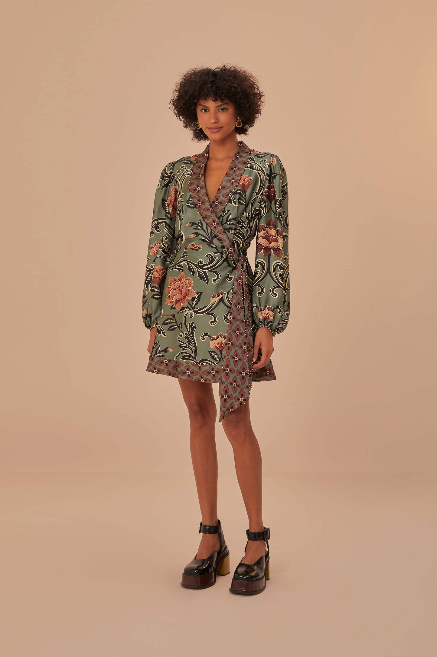 Robe courte à manches longues à imprimé floral arabesque vert