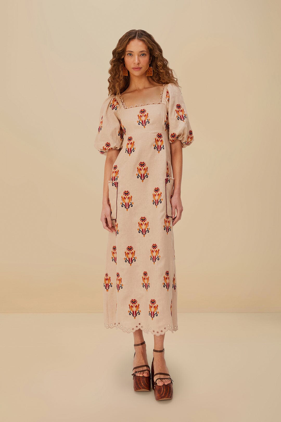 Robe longue en lin de qualité supérieure Euroflax™ avec broderies de roses et motif ara