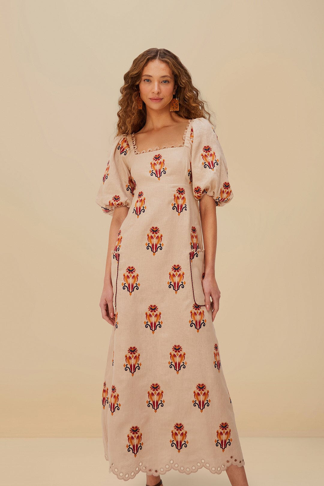 Robe longue en lin de qualité supérieure Euroflax™ avec broderies de roses et motif ara