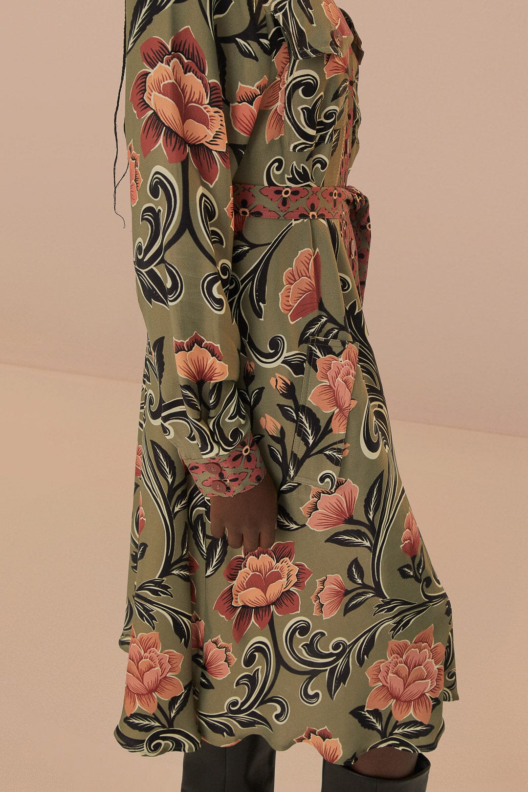 Robe mi-longue verte à imprimé floral arabesque