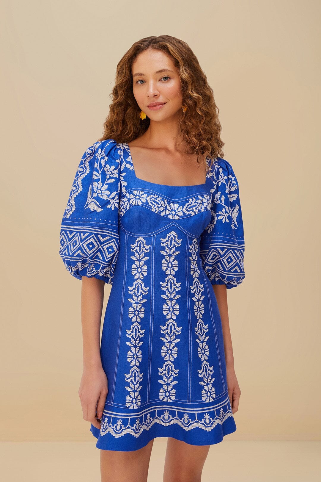 ROBE MINI À SURPIQÛRES BLEUES AU POINT DE CROIX TROPICALE
