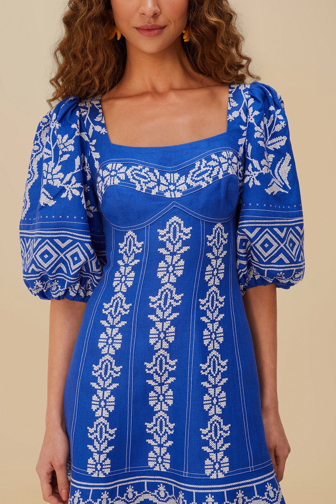 ROBE MINI À SURPIQÛRES BLEUES AU POINT DE CROIX TROPICALE