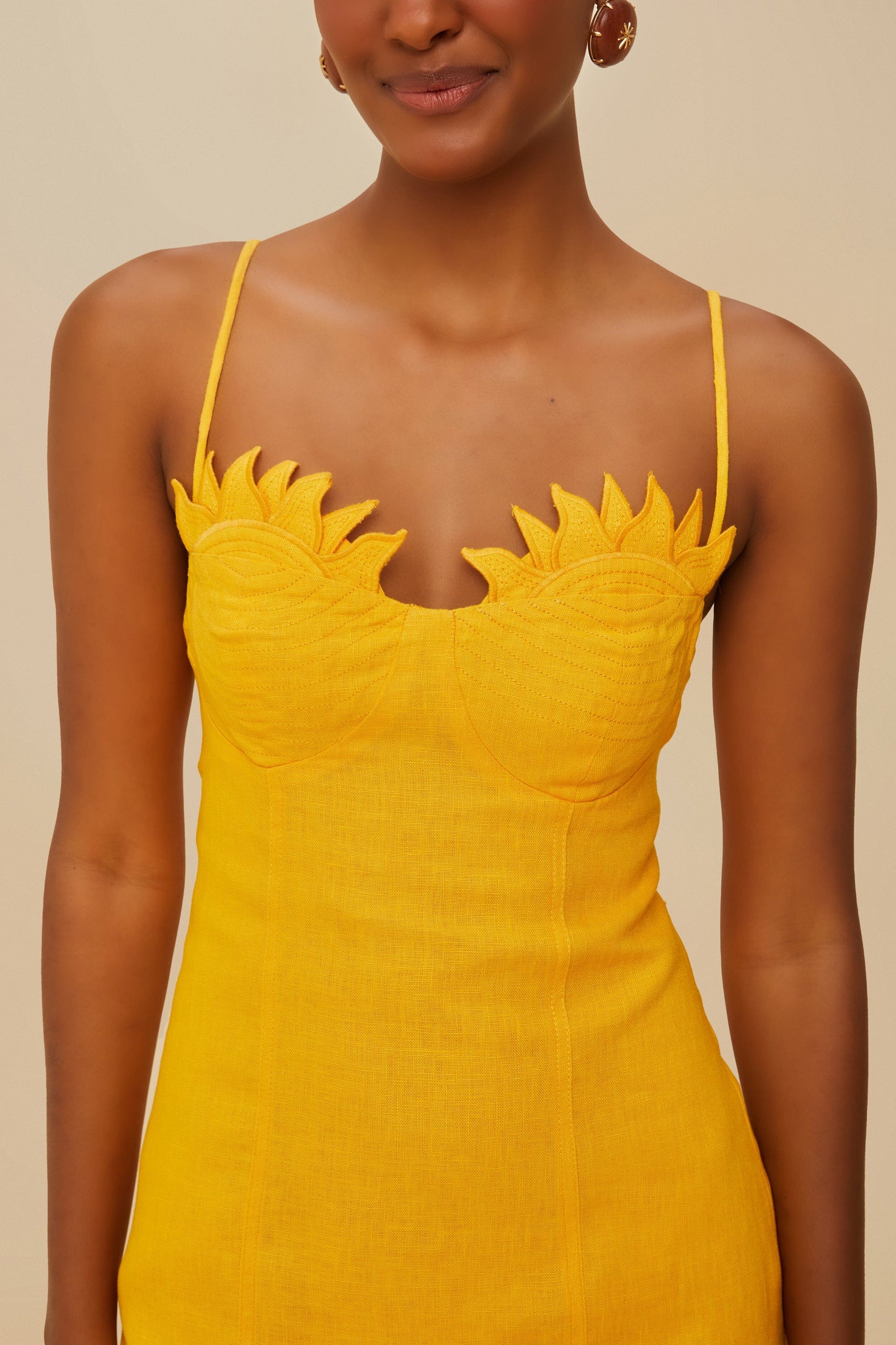 ROBE MINI JAUNE À COUPES LEVER DE SOLEIL