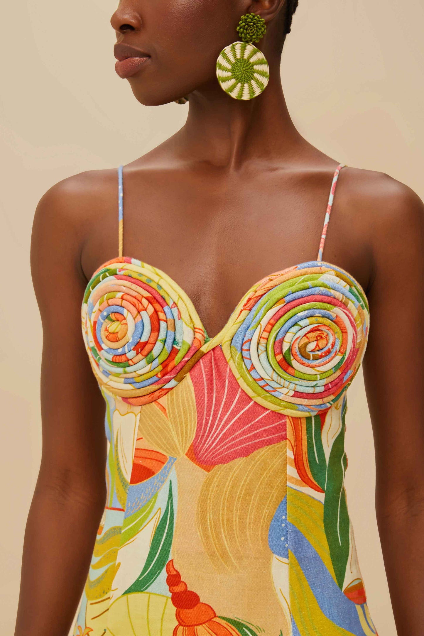 ROBE MIDI À BONNETS TORSADÉS MULTICOLORE AVEC VUE SUR L'OCÉAN