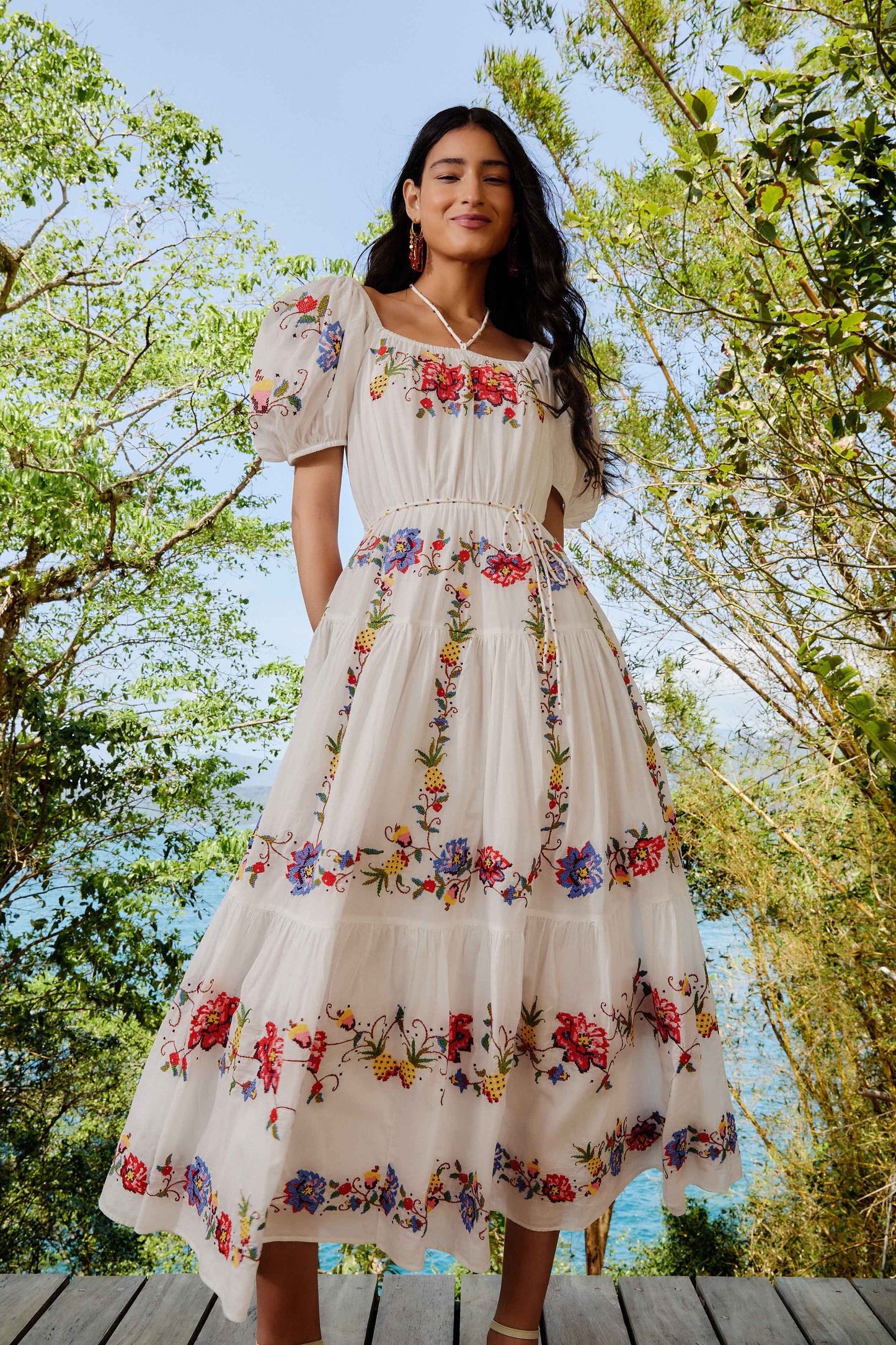 ROBE LONGUE BRODÉE EN PORCELAINE TROPICALE